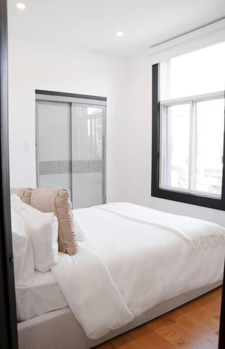 Upscale 3-Bedroom Entire Unit in the Trendy Plateau Mont-Royal featuring A Magazine-Worthy Kitchen & Opulent Living Spaces - Apt 1