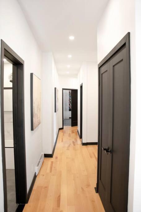 Upscale 3-Bedroom Entire Unit in the Trendy Plateau Mont-Royal featuring A Magazine-Worthy Kitchen & Opulent Living Spaces - Apt 1