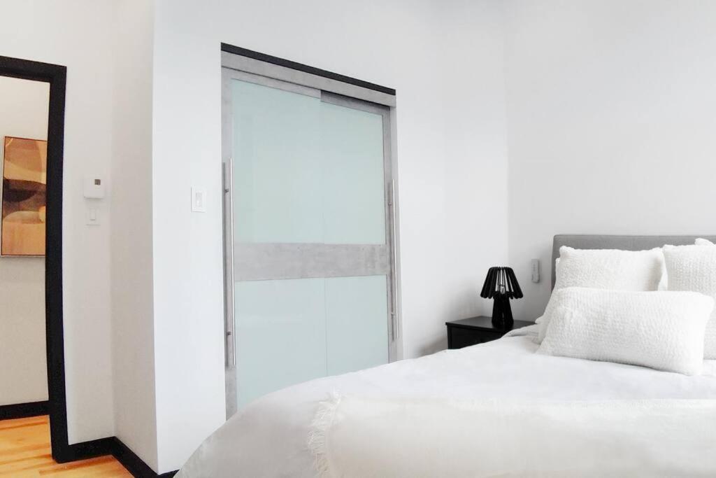 Upscale 3-Bedroom Entire Unit in the Trendy Plateau Mont-Royal featuring A Magazine-Worthy Kitchen & Opulent Living Spaces - Apt 1