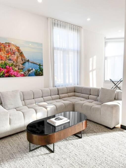 Upscale 3-Bedroom Entire Unit in the Trendy Plateau Mont-Royal featuring A Magazine-Worthy Kitchen & Opulent Living Spaces - Apt 1
