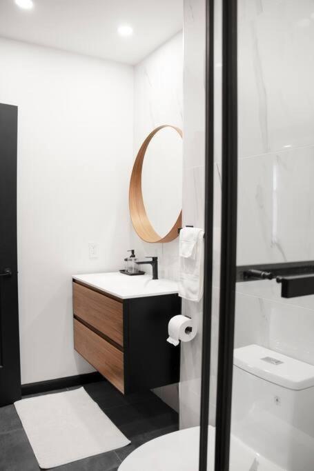 Upscale 3-Bedroom Entire Unit in the Trendy Plateau Mont-Royal featuring A Magazine-Worthy Kitchen & Opulent Living Spaces - Apt 1