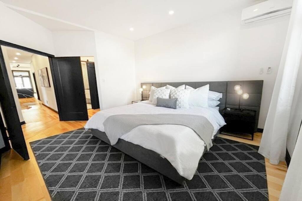 Upscale 3-Bedroom Entire Unit in the Trendy Plateau Mont-Royal featuring A Magazine-Worthy Kitchen & Opulent Living Spaces - Apt 1