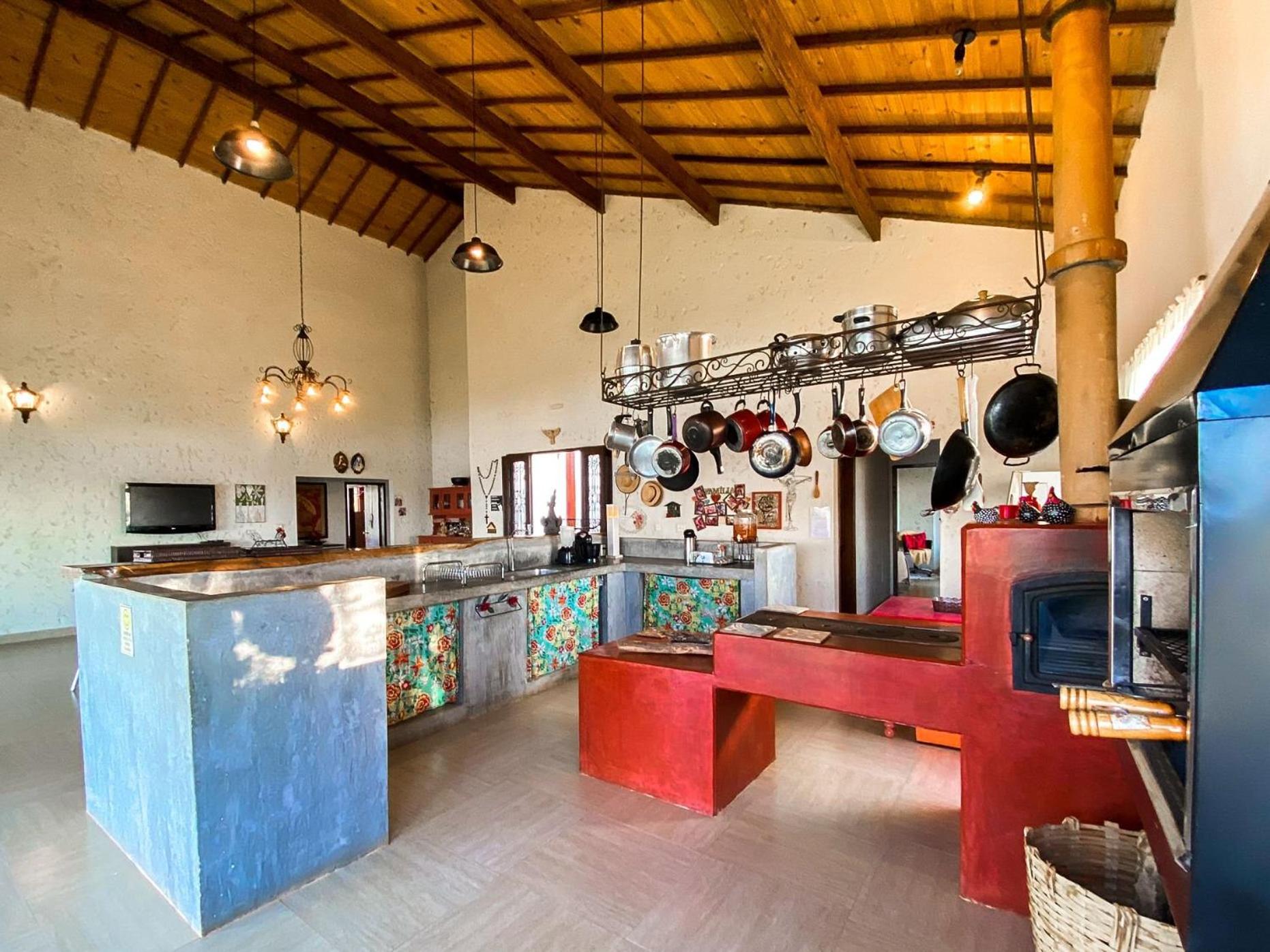 Casa em ponto turístico de Carrancas, com PISCINA, VISTA de Cinema, 3 Suítes, cozinha EQUIPADA, NATUREZA exuberante, acesso à represa