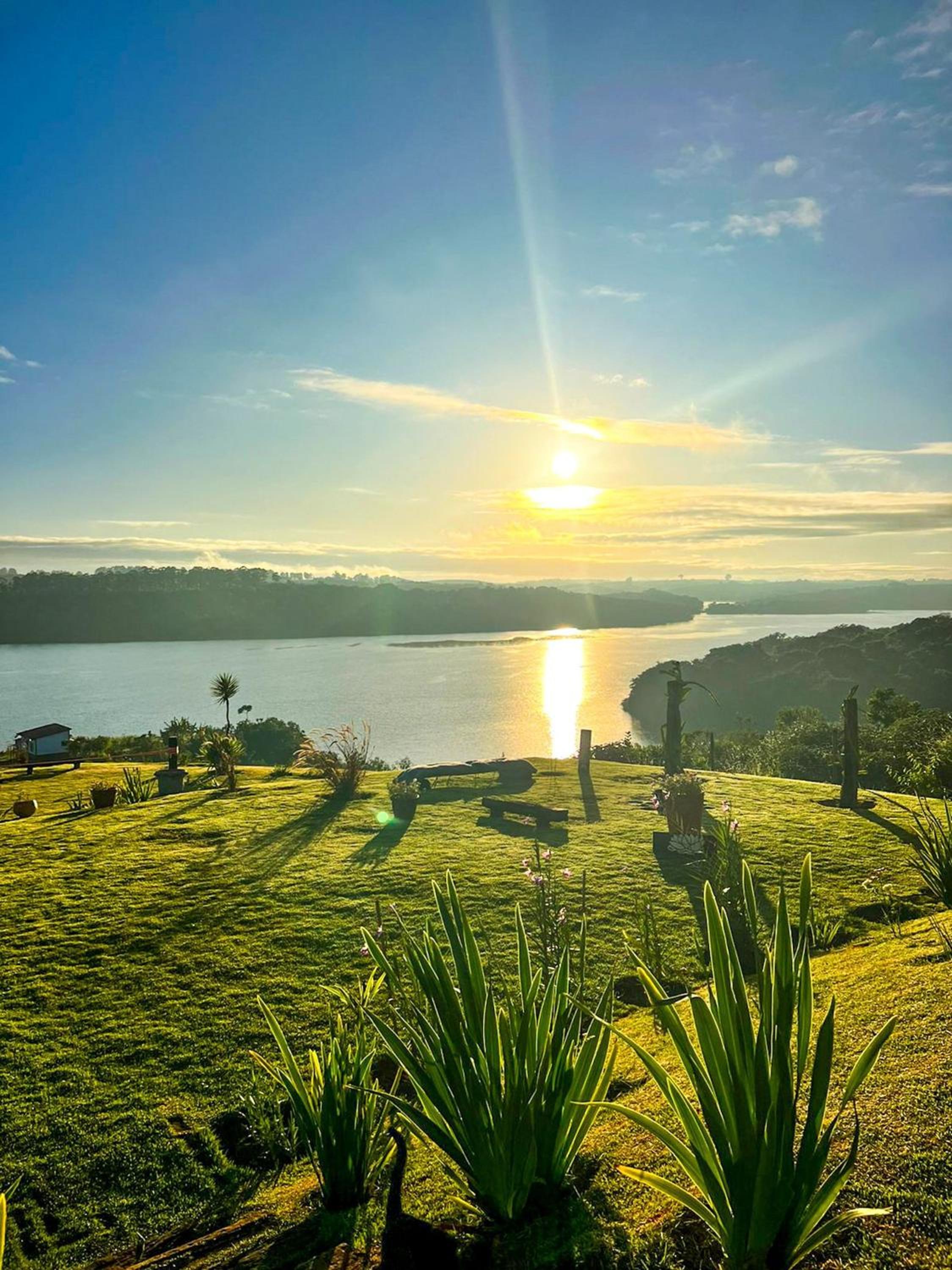 Casa em ponto turístico de Carrancas, com PISCINA, VISTA de Cinema, 3 Suítes, cozinha EQUIPADA, NATUREZA exuberante, acesso à represa