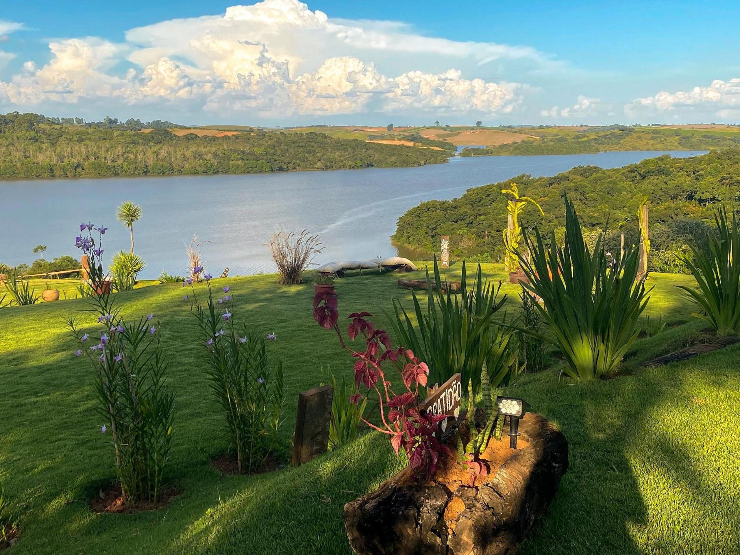 Casa em ponto turístico de Carrancas, com PISCINA, VISTA de Cinema, 3 Suítes, cozinha EQUIPADA, NATUREZA exuberante, acesso à represa
