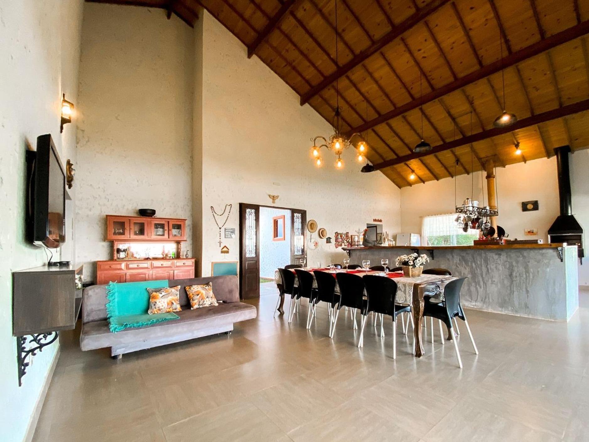 Casa em ponto turístico de Carrancas, com PISCINA, VISTA de Cinema, 3 Suítes, cozinha EQUIPADA, NATUREZA exuberante, acesso à represa