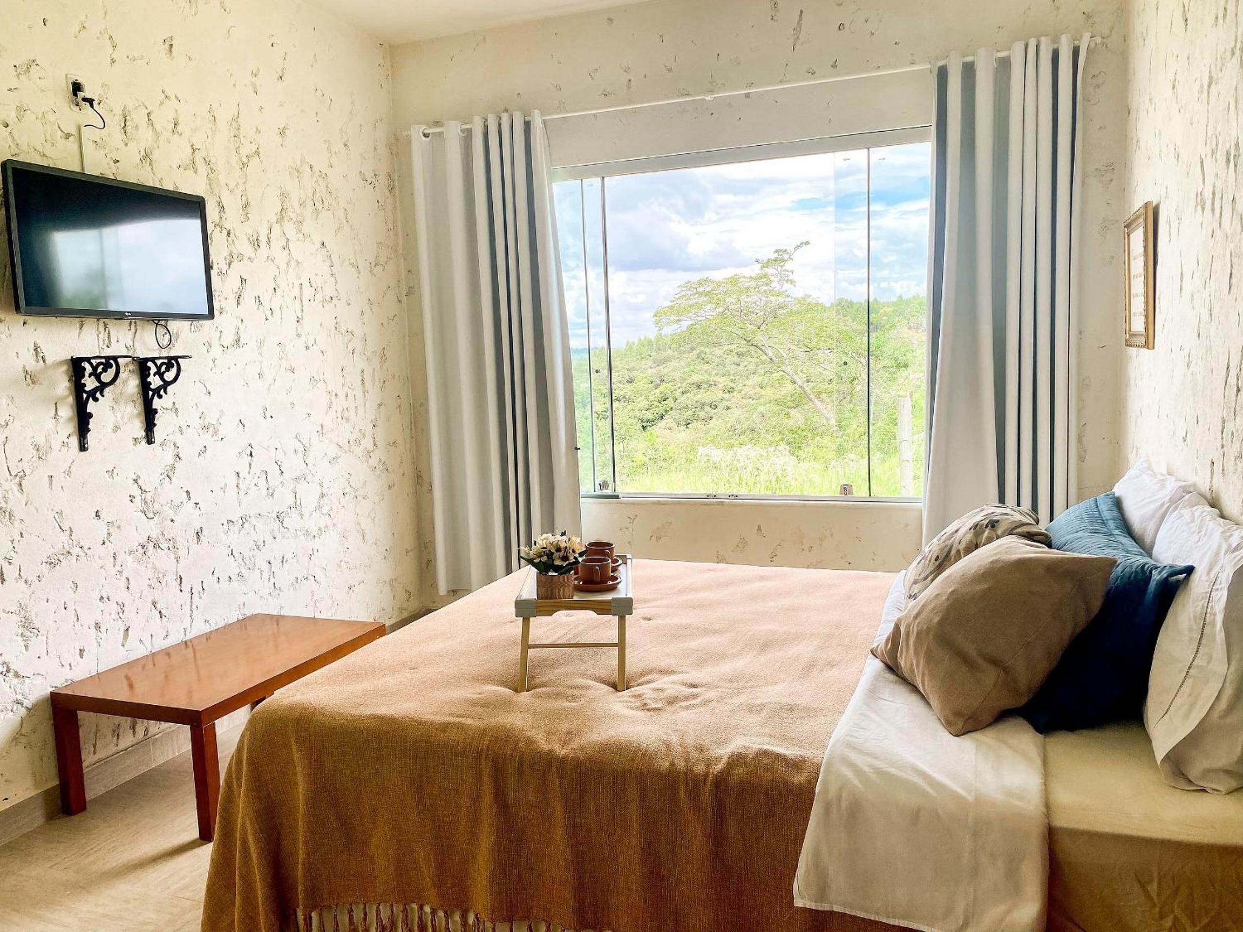 Casa em ponto turístico de Carrancas, com PISCINA, VISTA de Cinema, 3 Suítes, cozinha EQUIPADA, NATUREZA exuberante, acesso à represa