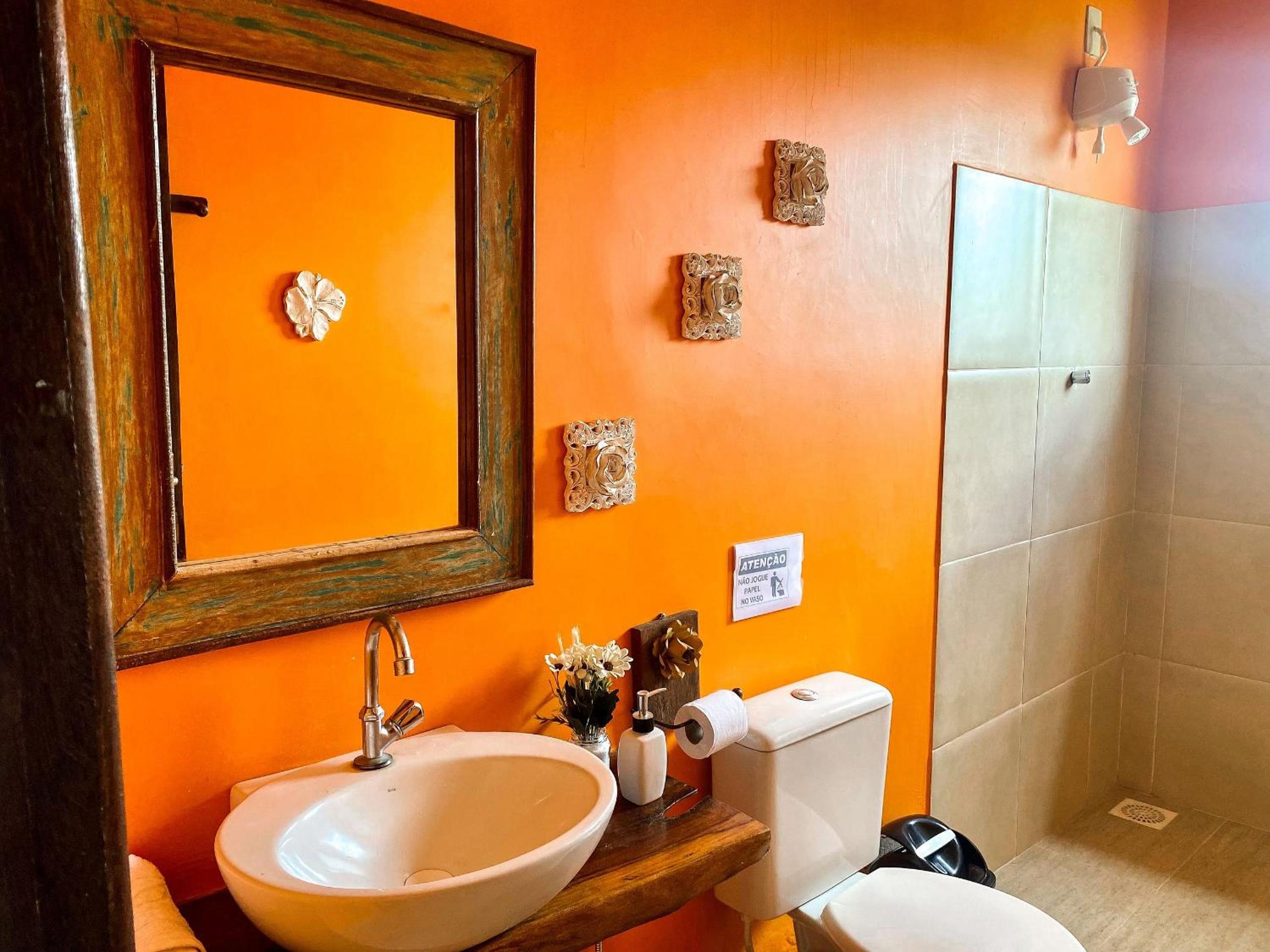 Casa em ponto turístico de Carrancas, com PISCINA, VISTA de Cinema, 3 Suítes, cozinha EQUIPADA, NATUREZA exuberante, acesso à represa