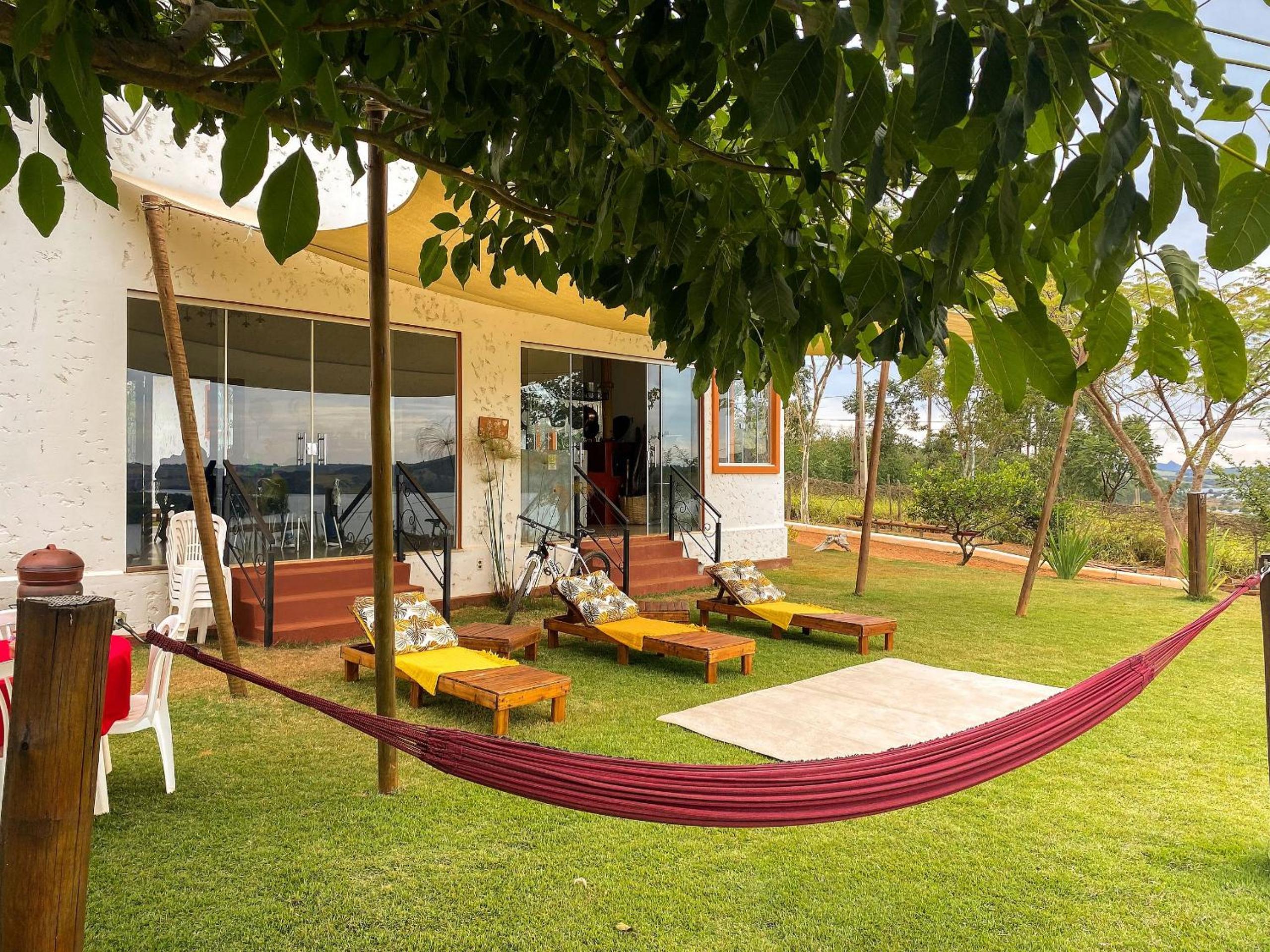 Casa em ponto turístico de Carrancas, com PISCINA, VISTA de Cinema, 3 Suítes, cozinha EQUIPADA, NATUREZA exuberante, acesso à represa
