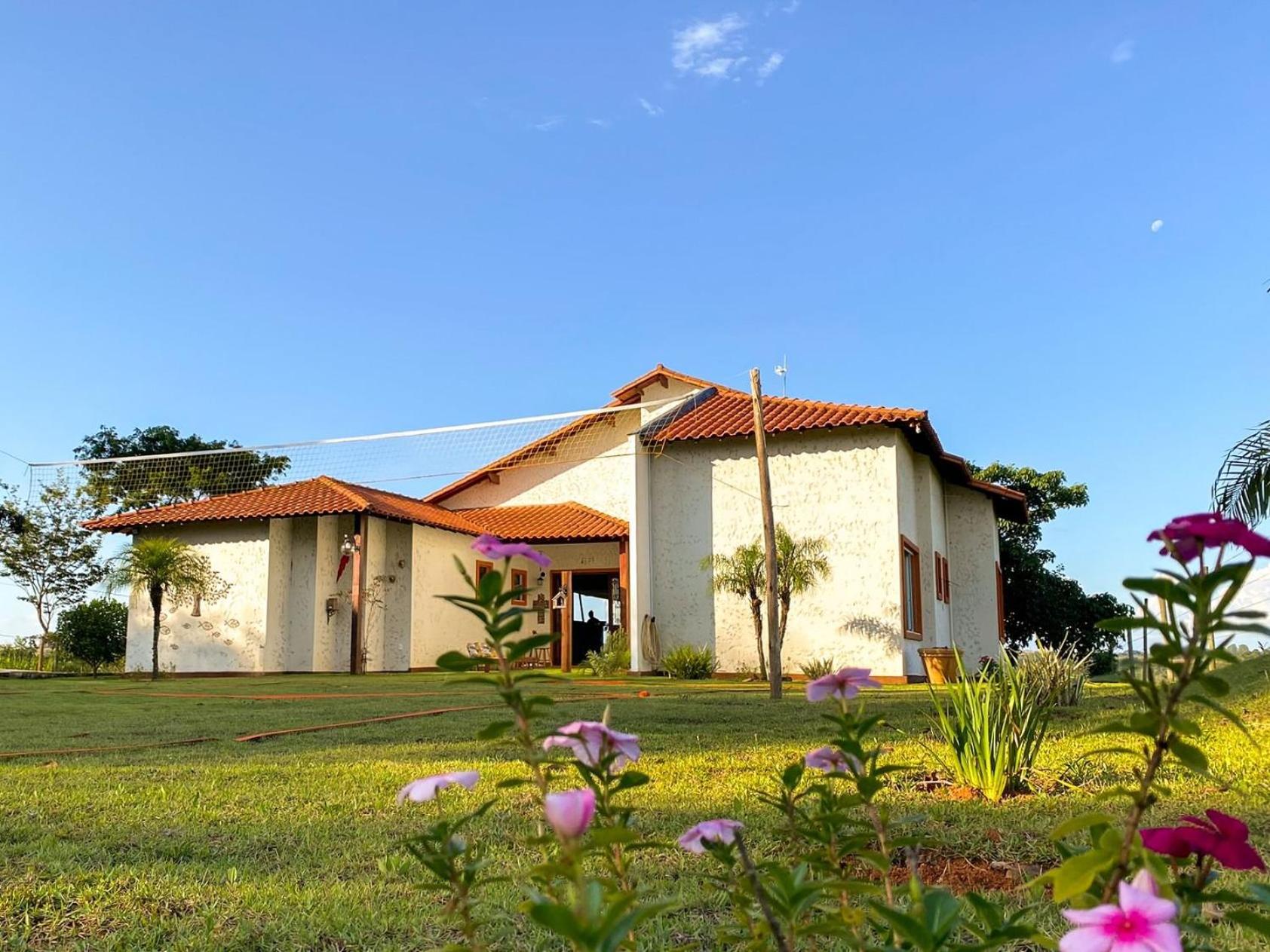 Casa em ponto turístico de Carrancas, com PISCINA, VISTA de Cinema, 3 Suítes, cozinha EQUIPADA, NATUREZA exuberante, acesso à represa