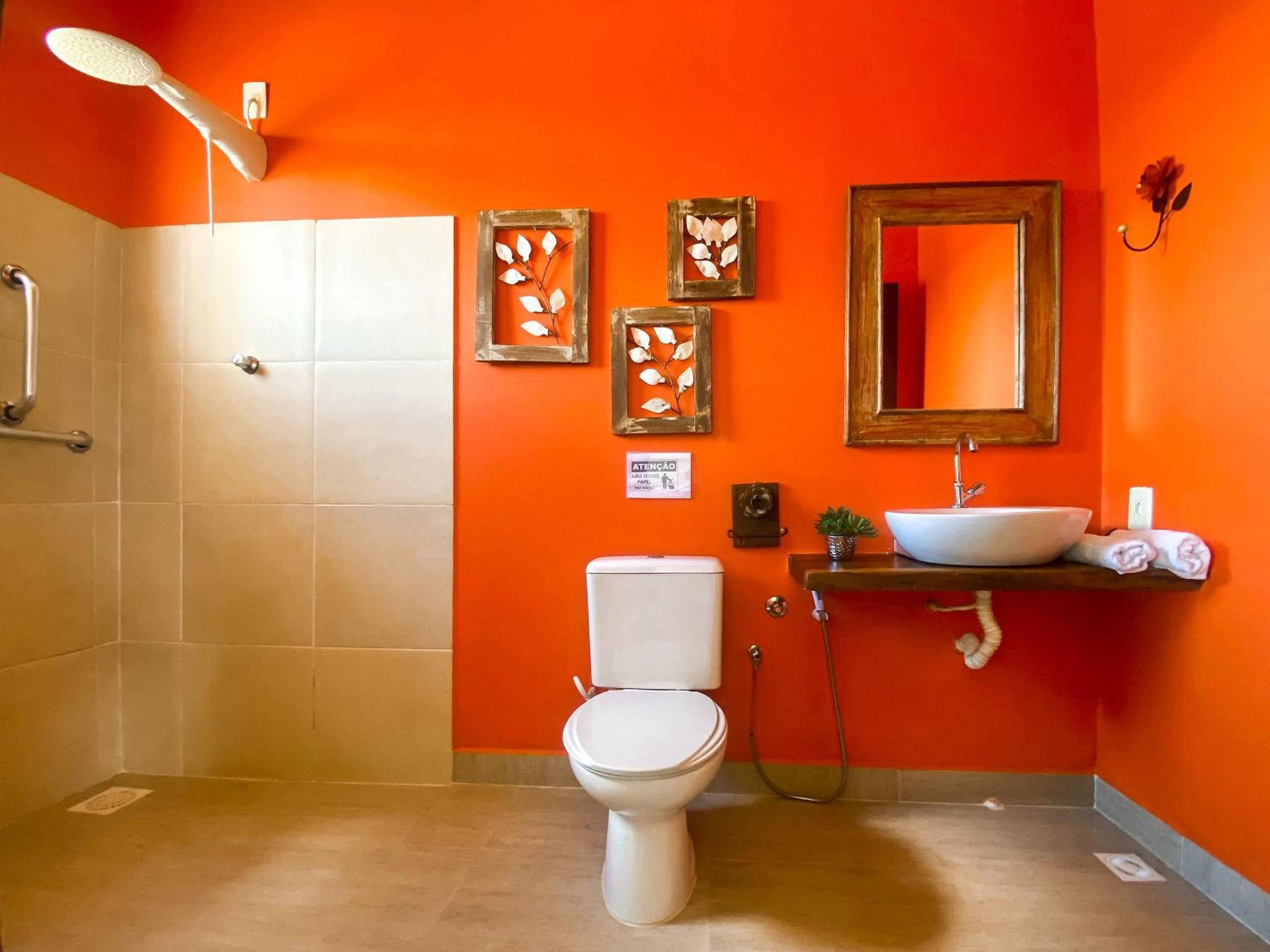 Casa em ponto turístico de Carrancas, com PISCINA, VISTA de Cinema, 3 Suítes, cozinha EQUIPADA, NATUREZA exuberante, acesso à represa