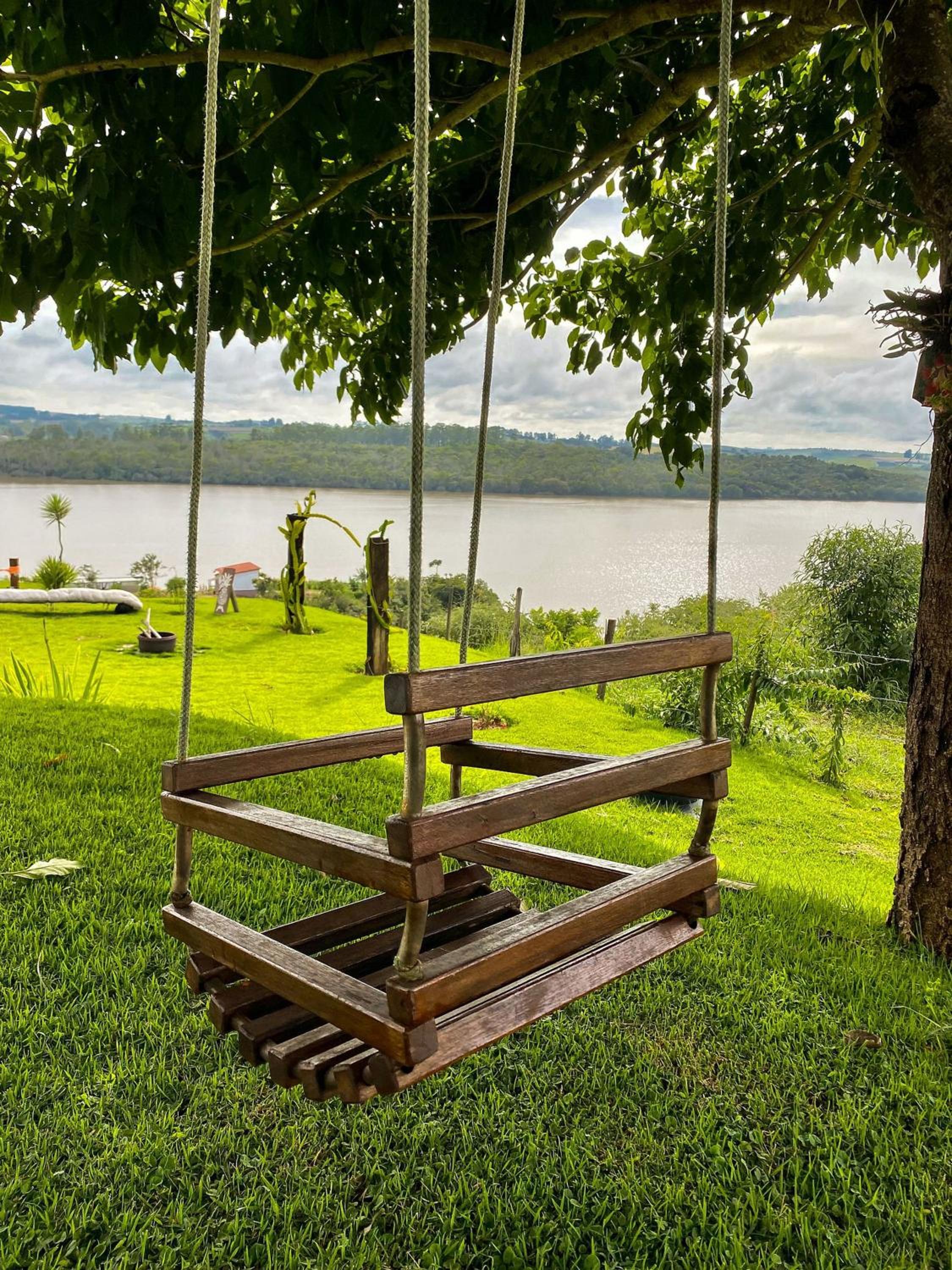 Casa em ponto turístico de Carrancas, com PISCINA, VISTA de Cinema, 3 Suítes, cozinha EQUIPADA, NATUREZA exuberante, acesso à represa