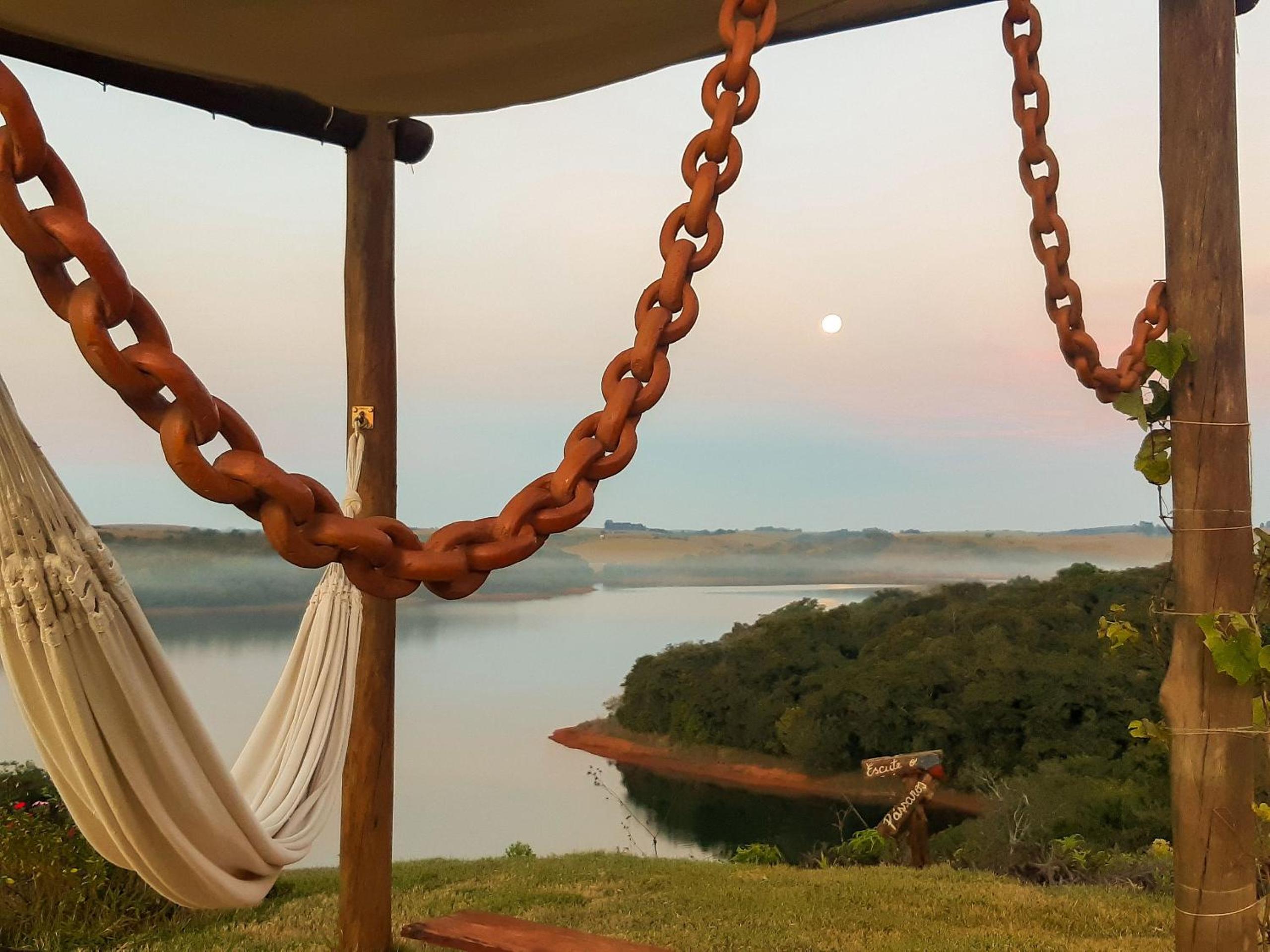 Casa em ponto turístico de Carrancas, com PISCINA, VISTA de Cinema, 3 Suítes, cozinha EQUIPADA, NATUREZA exuberante, acesso à represa