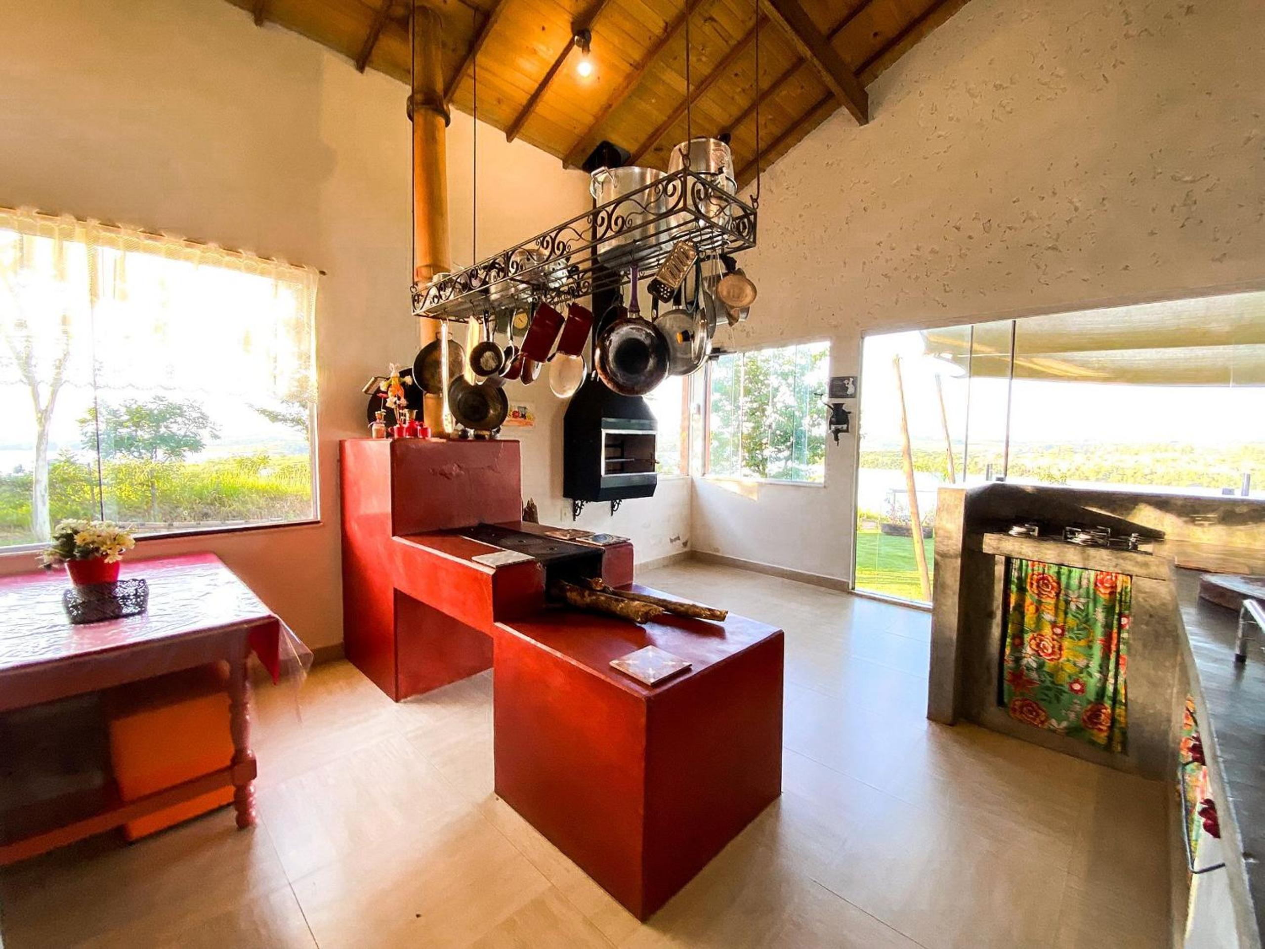 Casa em ponto turístico de Carrancas, com PISCINA, VISTA de Cinema, 3 Suítes, cozinha EQUIPADA, NATUREZA exuberante, acesso à represa