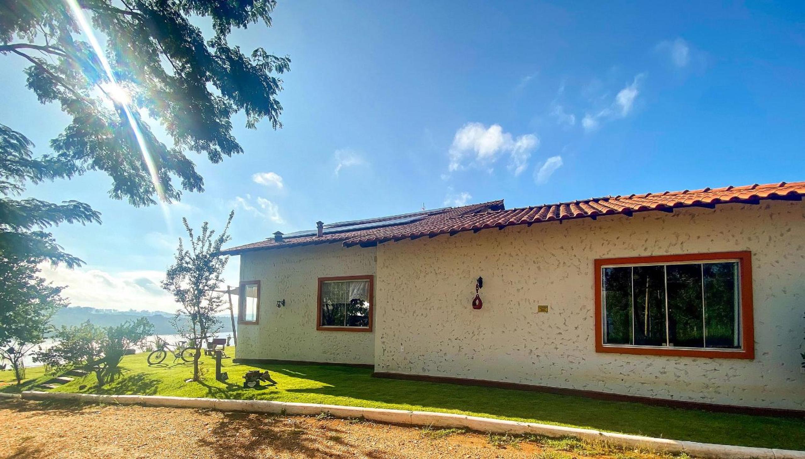 Casa em ponto turístico de Carrancas, com PISCINA, VISTA de Cinema, 3 Suítes, cozinha EQUIPADA, NATUREZA exuberante, acesso à represa