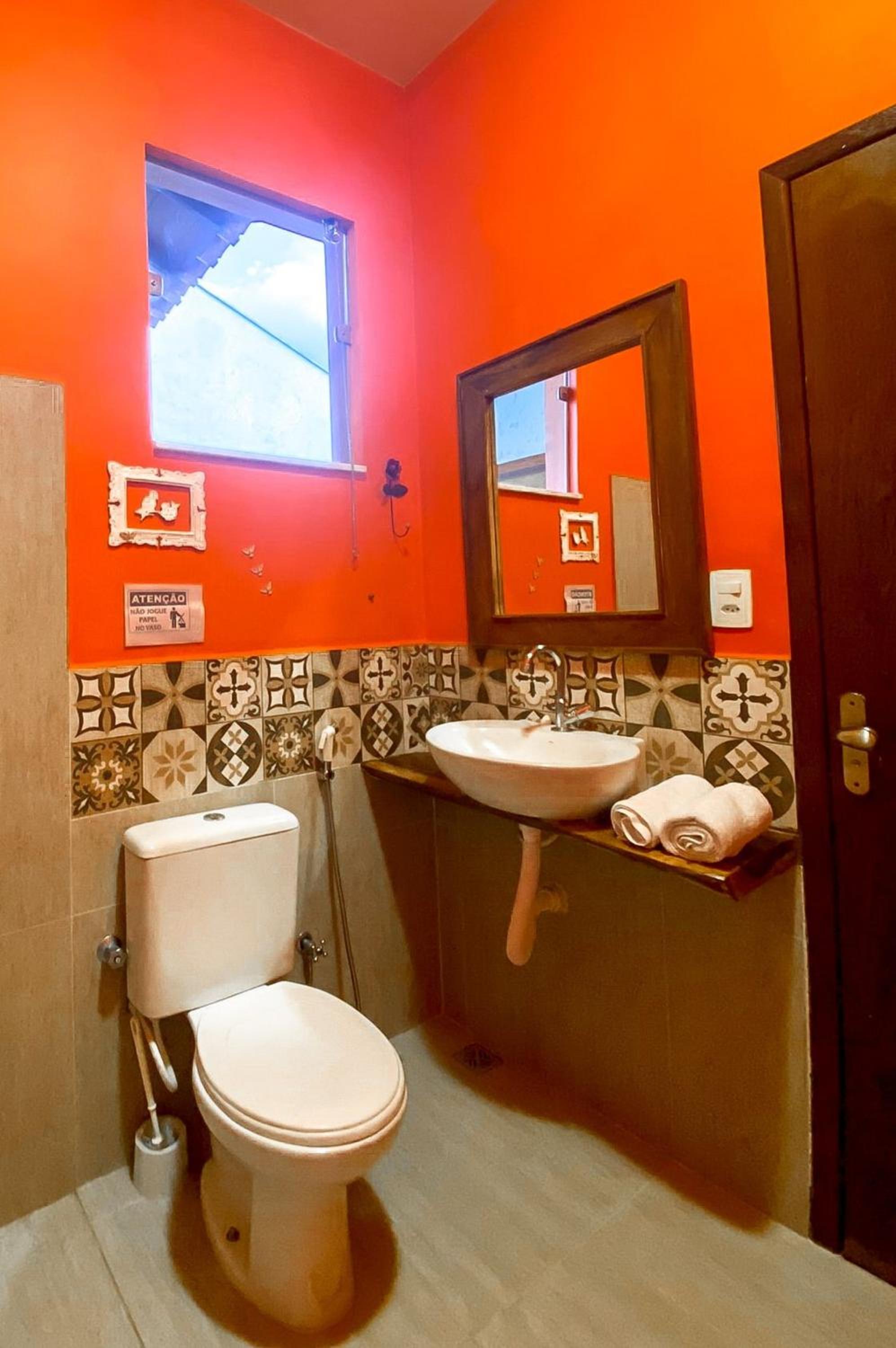 Casa em ponto turístico de Carrancas, com PISCINA, VISTA de Cinema, 3 Suítes, cozinha EQUIPADA, NATUREZA exuberante, acesso à represa