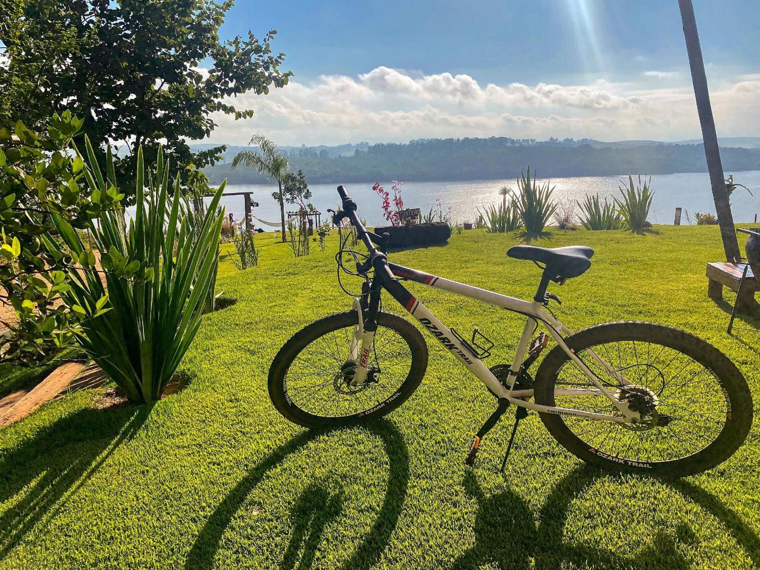 Casa em ponto turístico de Carrancas, com PISCINA, VISTA de Cinema, 3 Suítes, cozinha EQUIPADA, NATUREZA exuberante, acesso à represa