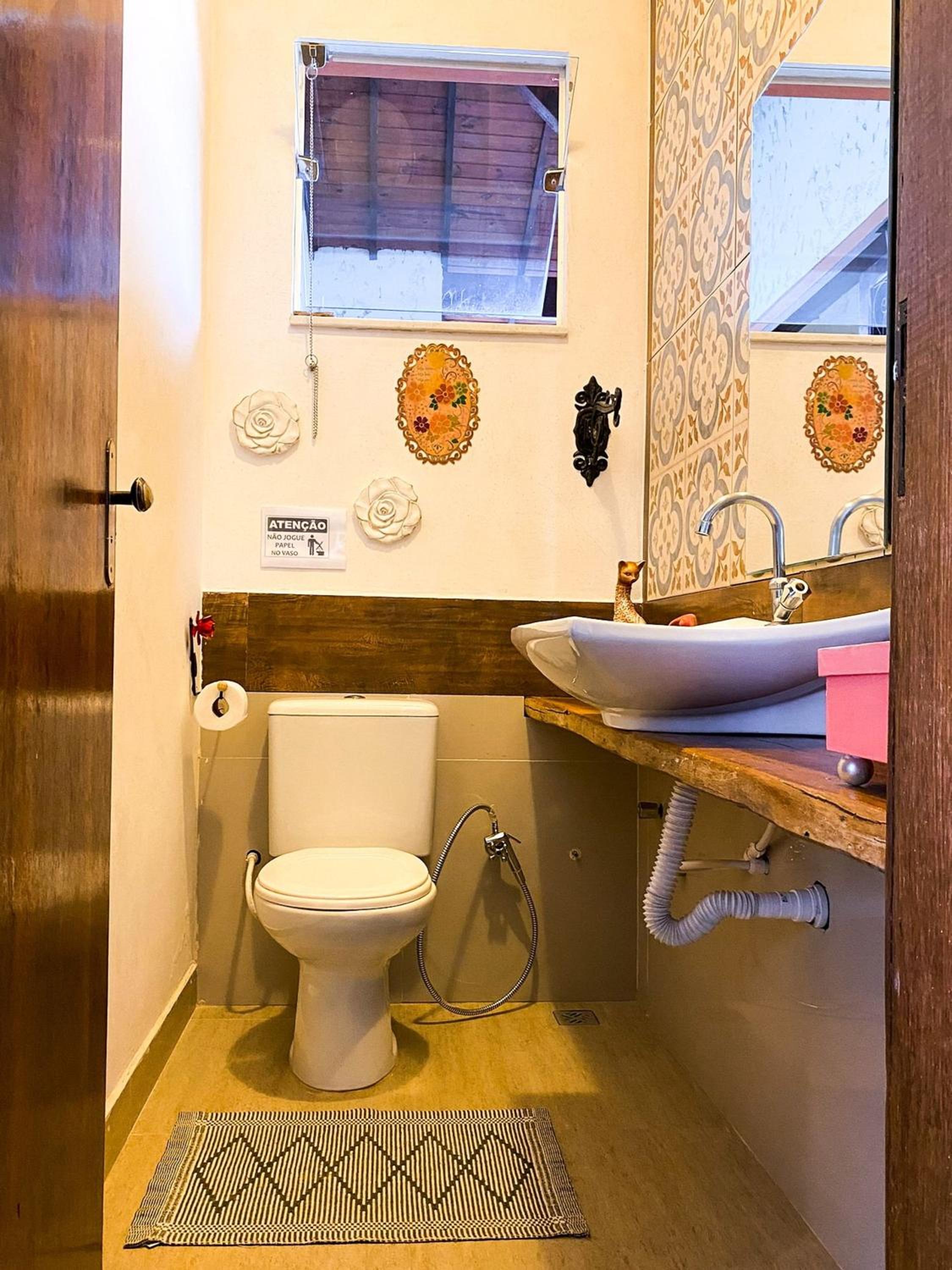 Casa em ponto turístico de Carrancas, com PISCINA, VISTA de Cinema, 3 Suítes, cozinha EQUIPADA, NATUREZA exuberante, acesso à represa