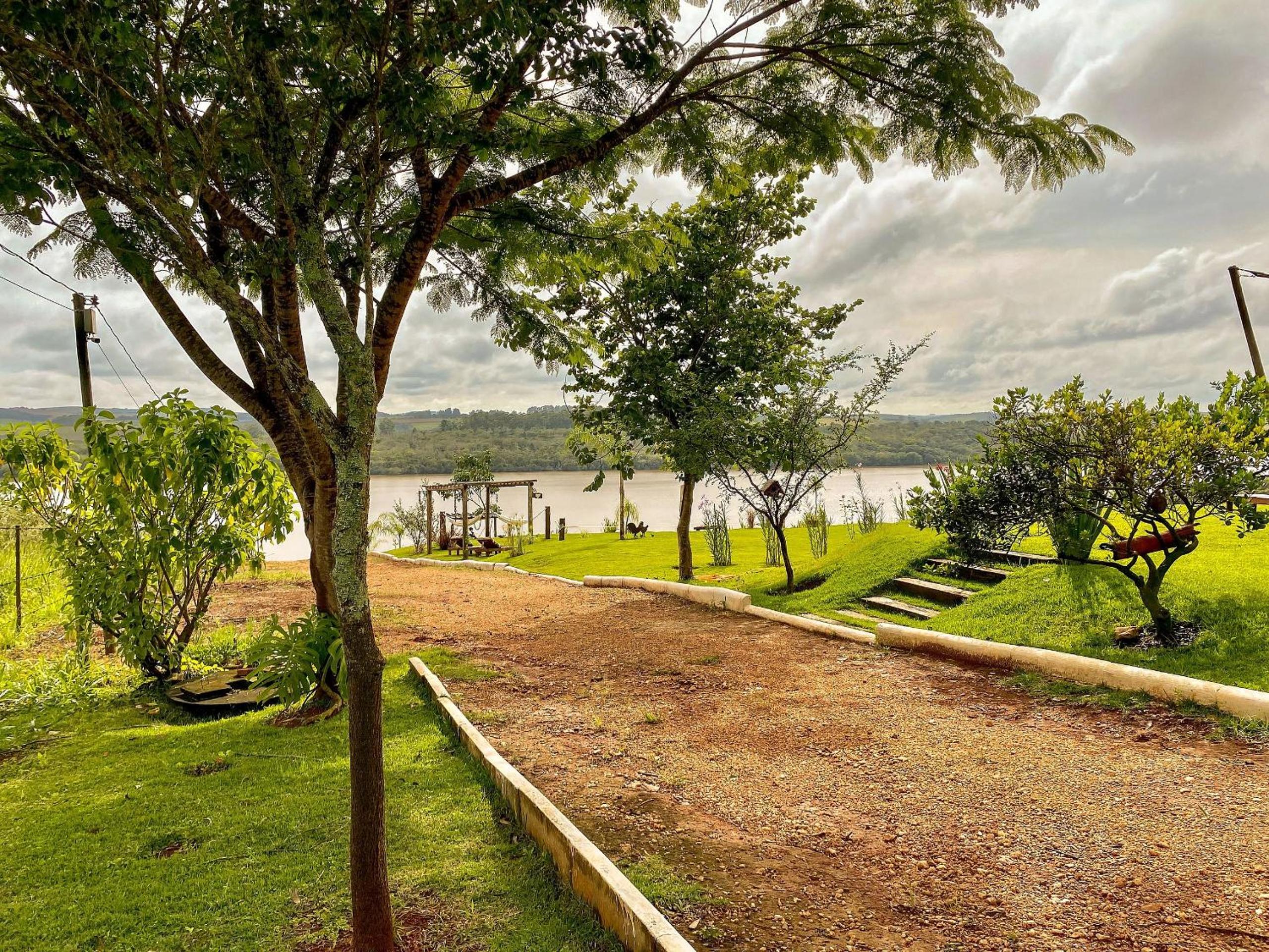 Casa em ponto turístico de Carrancas, com PISCINA, VISTA de Cinema, 3 Suítes, cozinha EQUIPADA, NATUREZA exuberante, acesso à represa