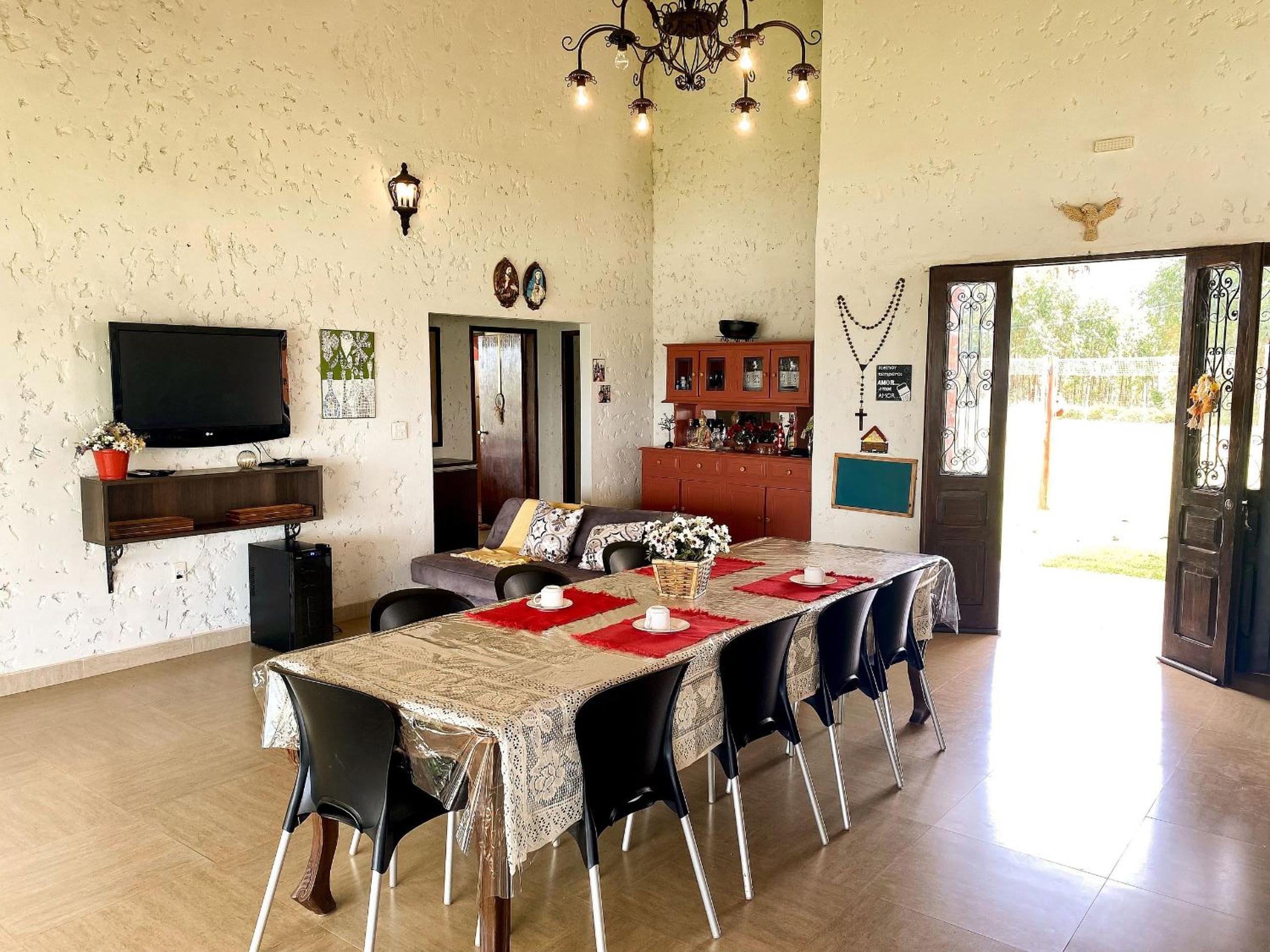 Casa em ponto turístico de Carrancas, com PISCINA, VISTA de Cinema, 3 Suítes, cozinha EQUIPADA, NATUREZA exuberante, acesso à represa