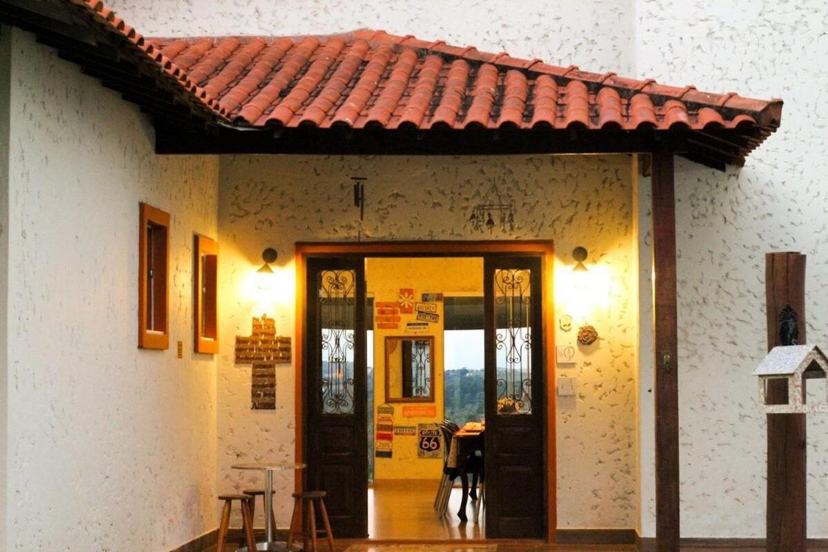 Casa em ponto turístico de Carrancas, com PISCINA, VISTA de Cinema, 3 Suítes, cozinha EQUIPADA, NATUREZA exuberante, acesso à represa