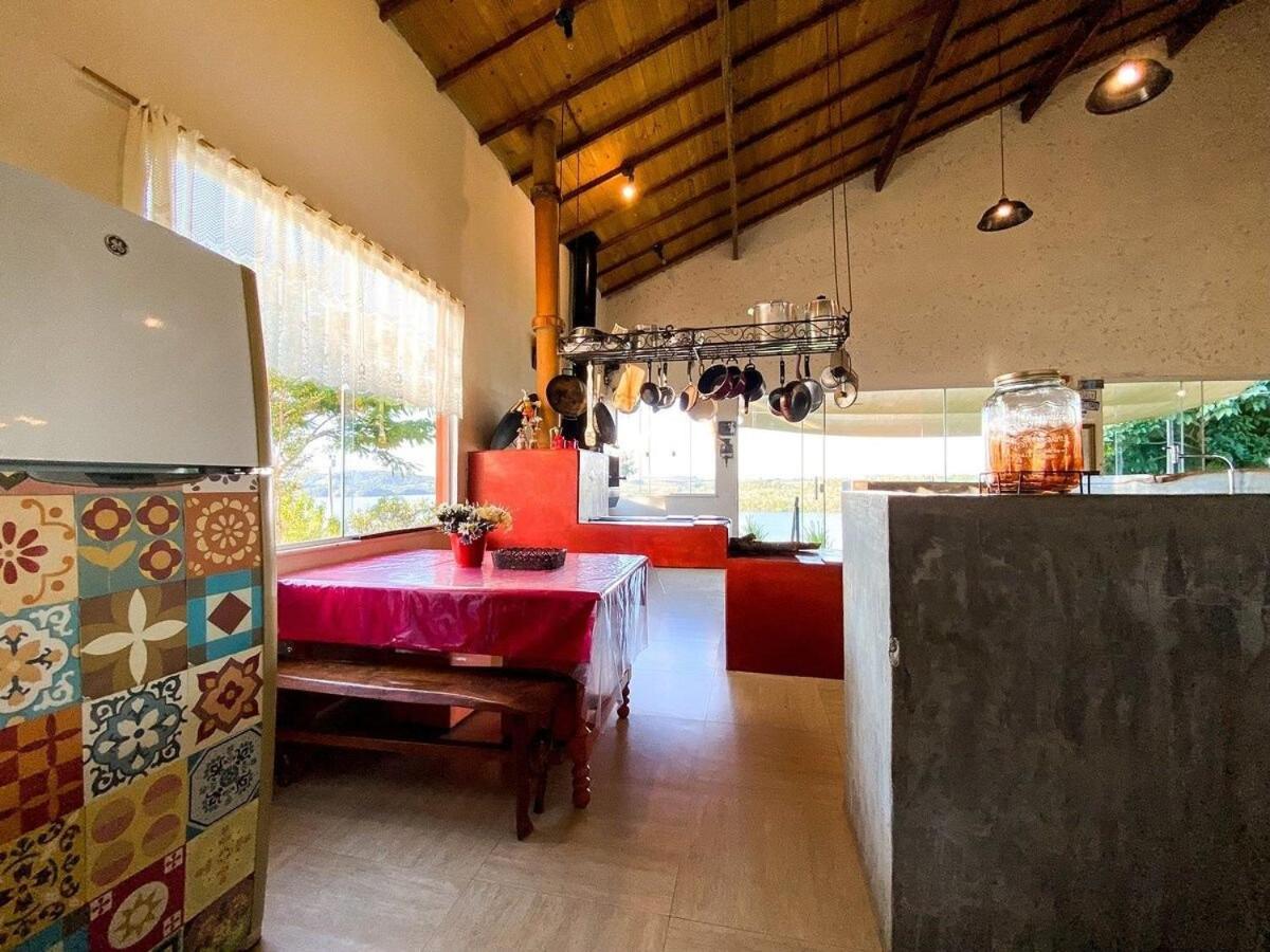 Casa em ponto turístico de Carrancas, com PISCINA, VISTA de Cinema, 3 Suítes, cozinha EQUIPADA, NATUREZA exuberante, acesso à represa