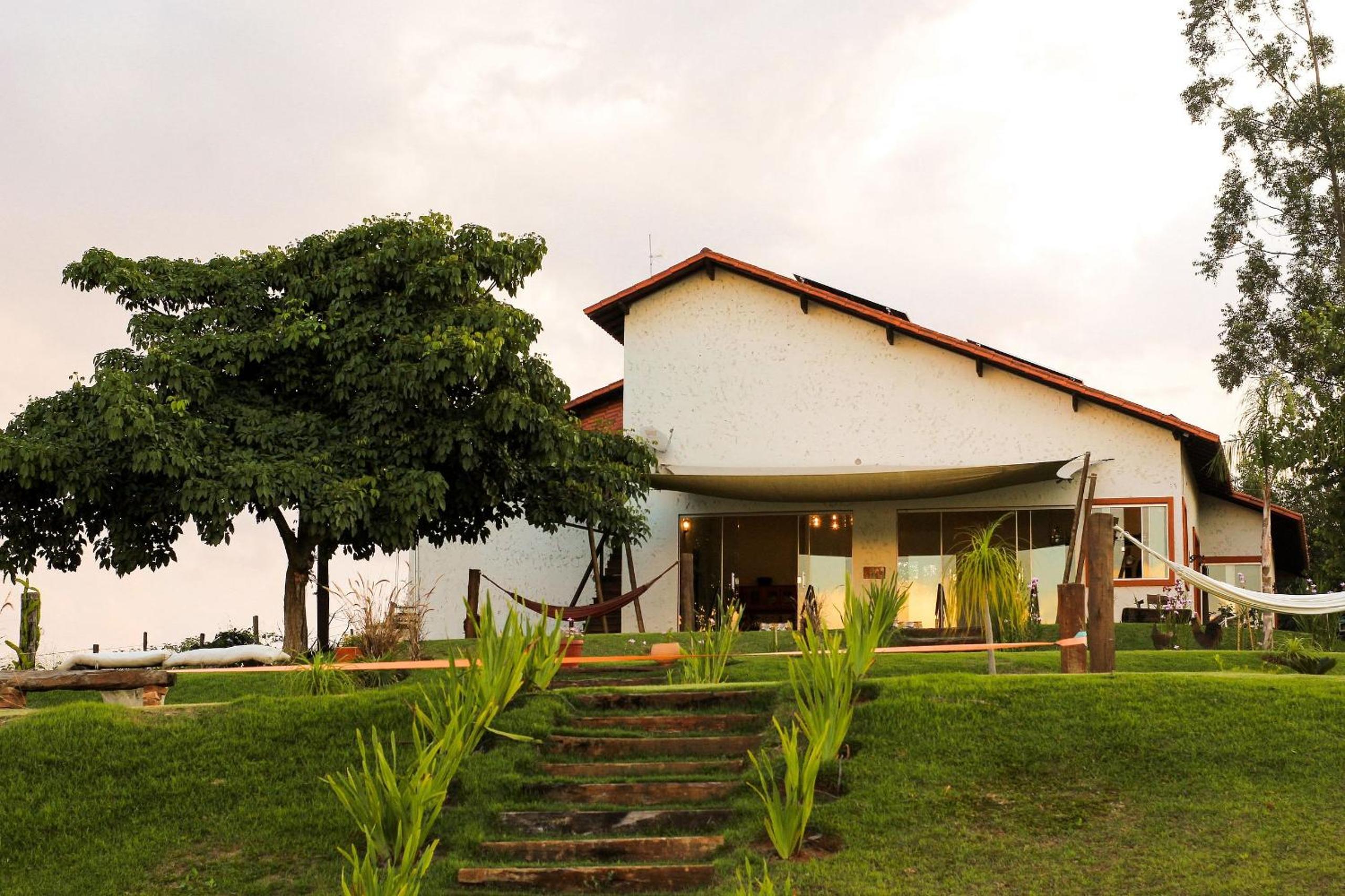 Casa em ponto turístico de Carrancas, com PISCINA, VISTA de Cinema, 3 Suítes, cozinha EQUIPADA, NATUREZA exuberante, acesso à represa