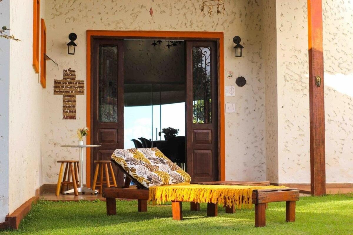 Casa em ponto turístico de Carrancas, com PISCINA, VISTA de Cinema, 3 Suítes, cozinha EQUIPADA, NATUREZA exuberante, acesso à represa