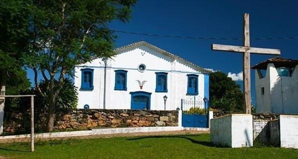 Casa em ponto turístico de Carrancas, com PISCINA, VISTA de Cinema, 3 Suítes, cozinha EQUIPADA, NATUREZA exuberante, acesso à represa