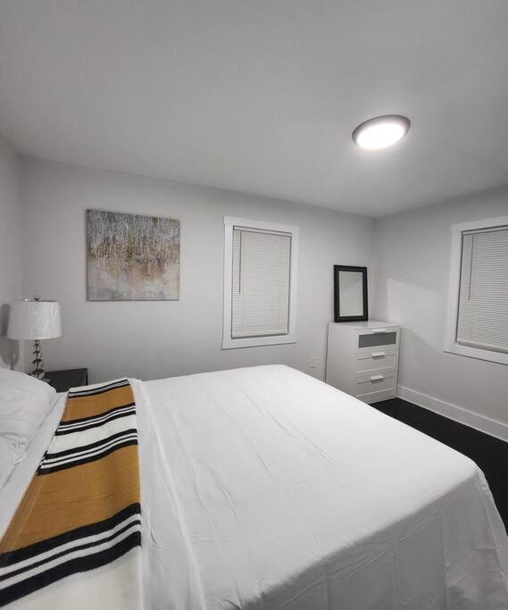 Entire Modern 1 Fam house/ 7 min walk to NYC Train view 3