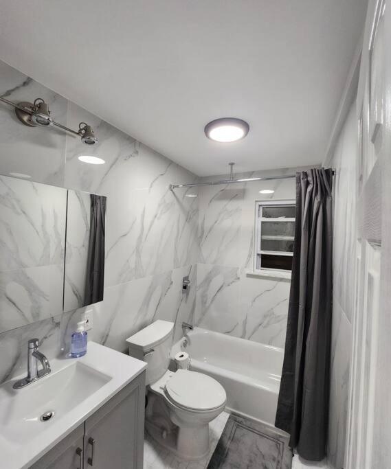 Entire Modern 1 Fam house/ 7 min walk to NYC Train view 5