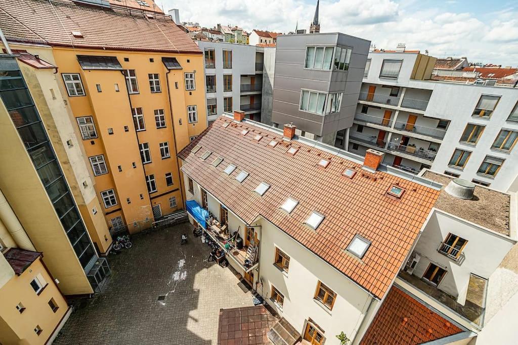 Cosy studio with terrace by tram