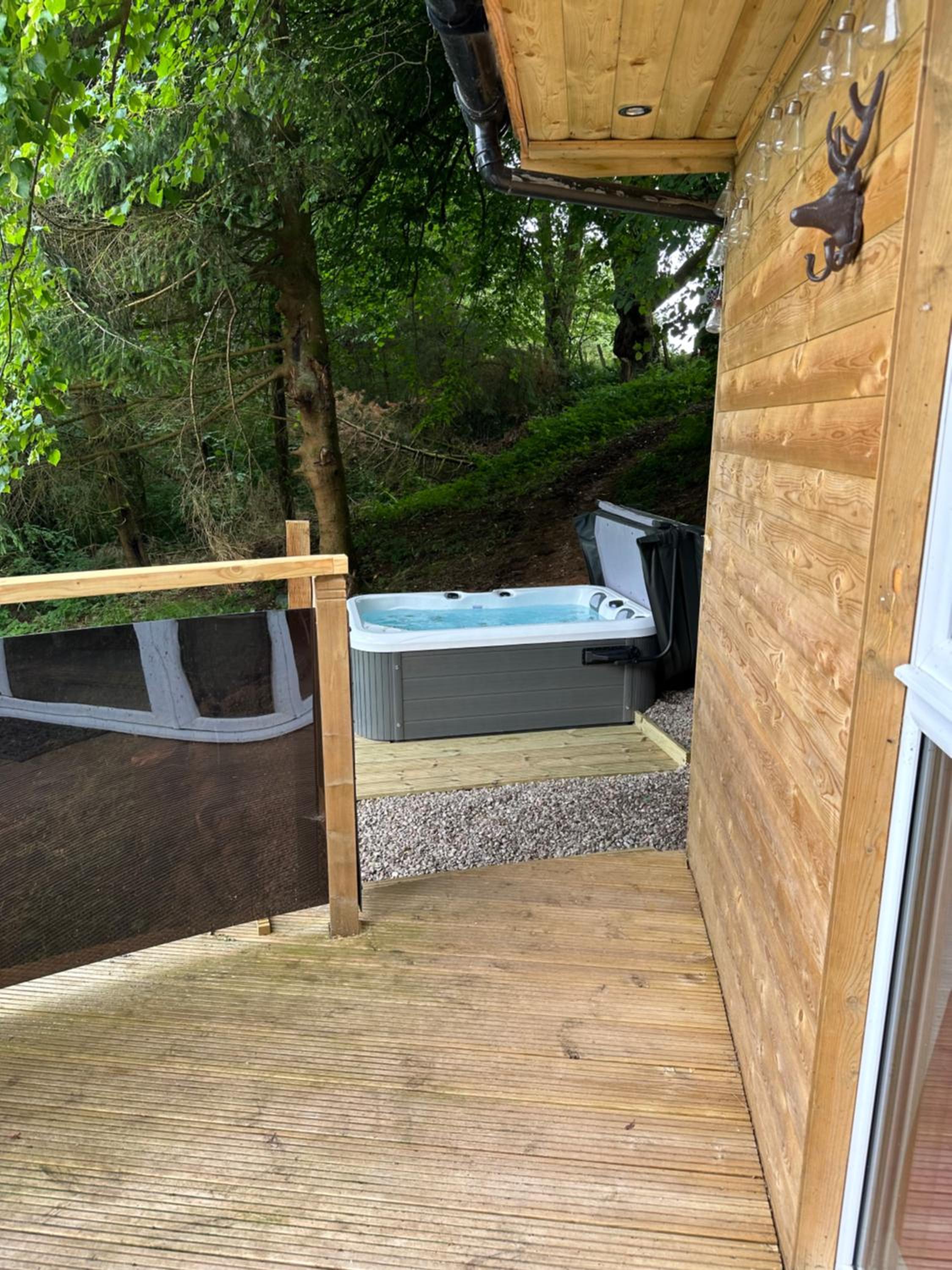 Unique Orchard Lodge for couples with hot tub