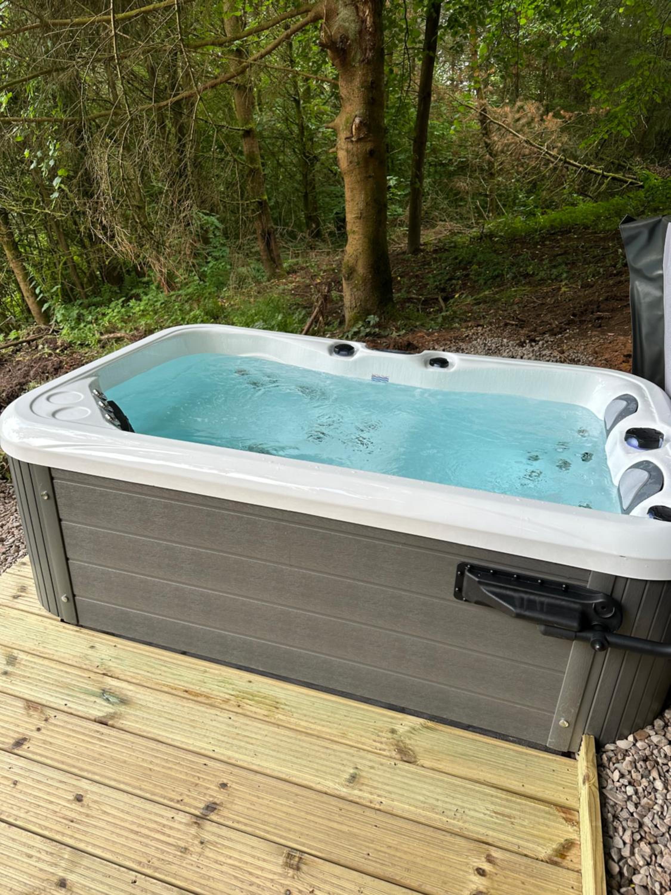 Unique Orchard Lodge for couples with hot tub