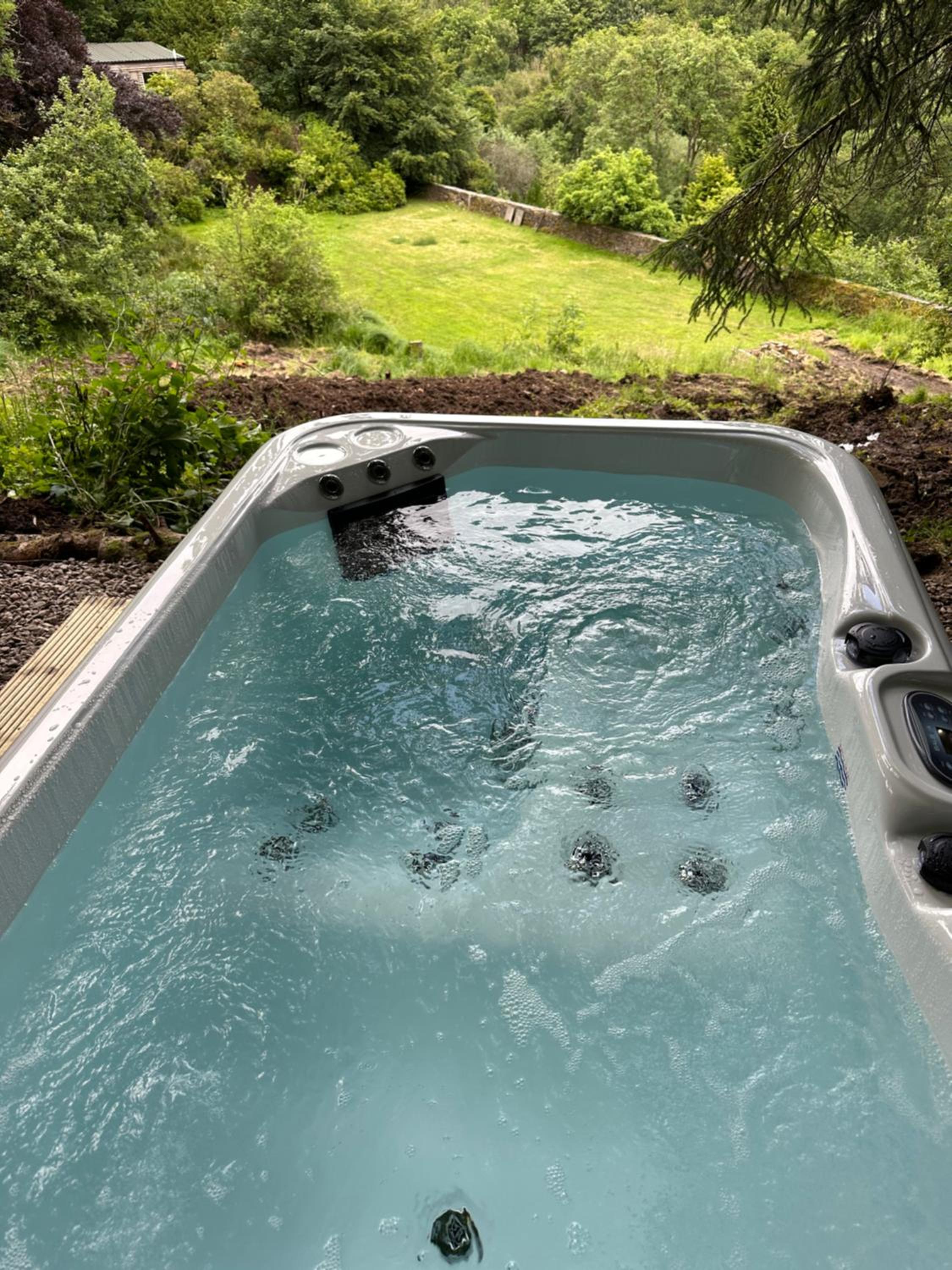 Unique Orchard Lodge for couples with hot tub