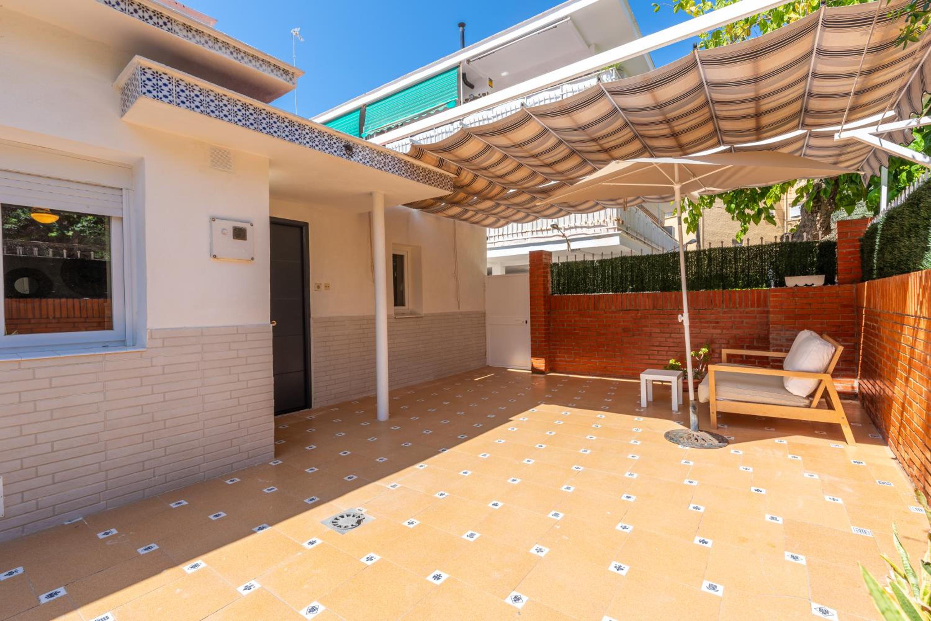 WintowinRentals Close to the beach, Private Terrace & Parking