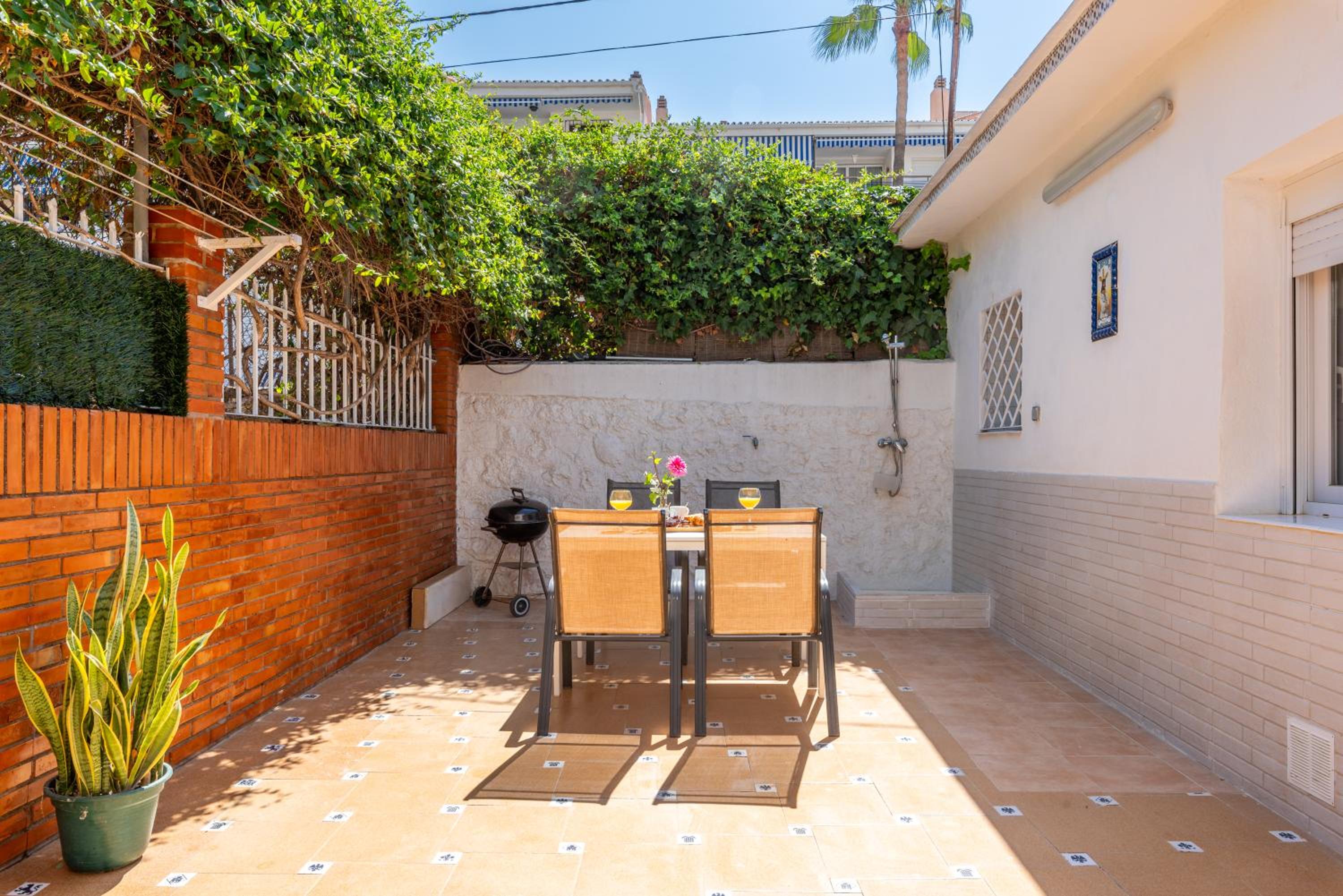 WintowinRentals Close to the beach, Private Terrace & Parking