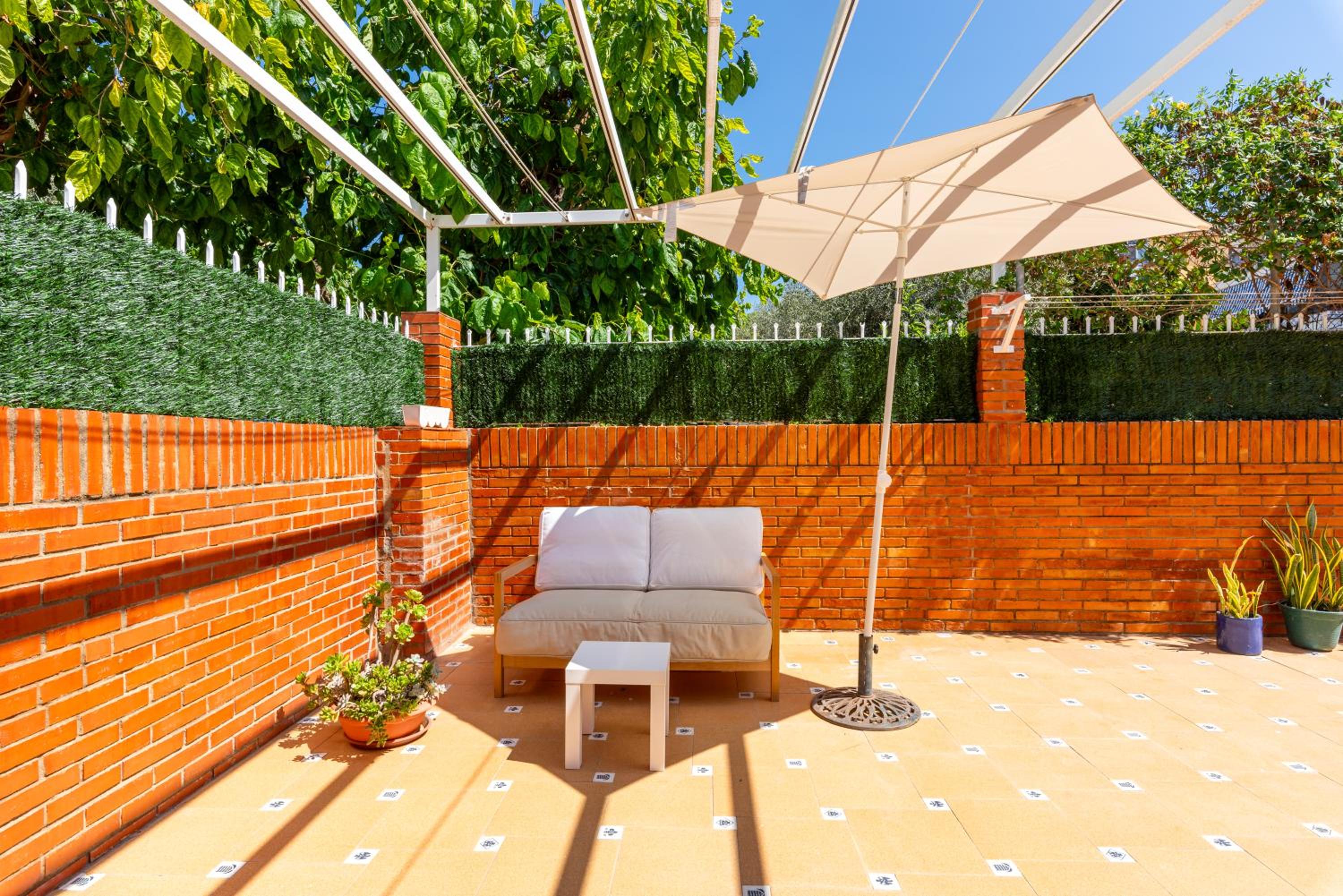 WintowinRentals Close to the beach, Private Terrace & Parking