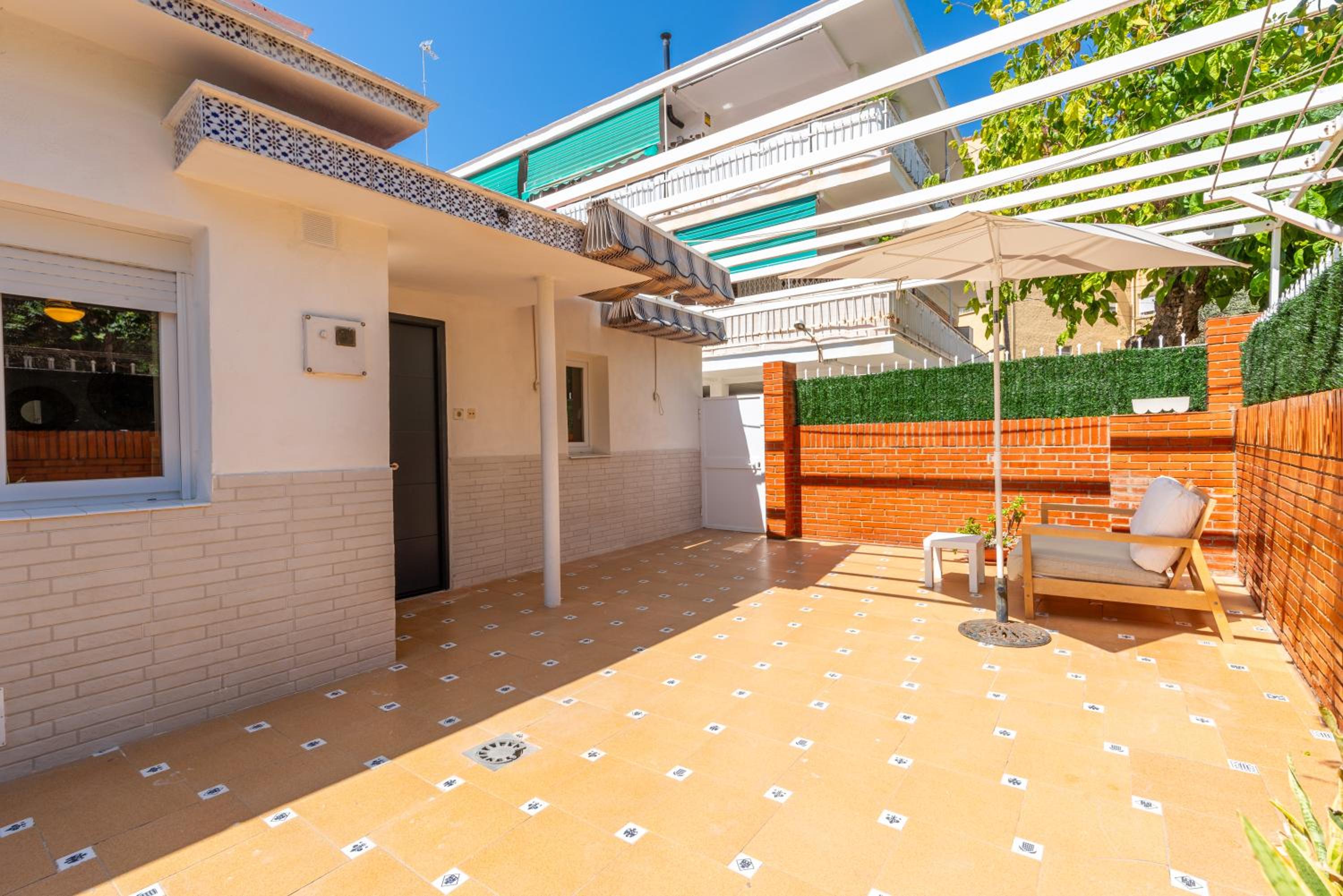 WintowinRentals Close to the beach, Private Terrace & Parking