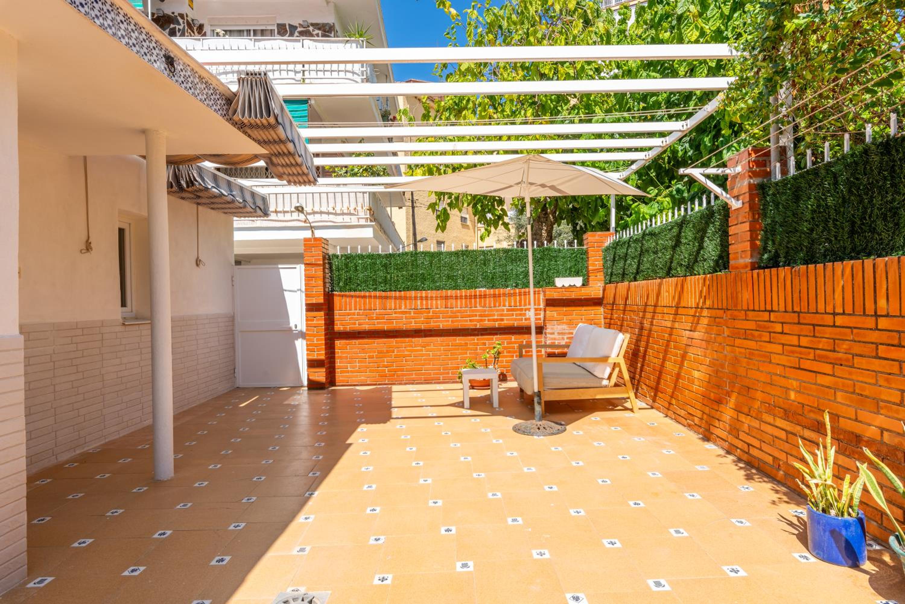 WintowinRentals Close to the beach, Private Terrace & Parking
