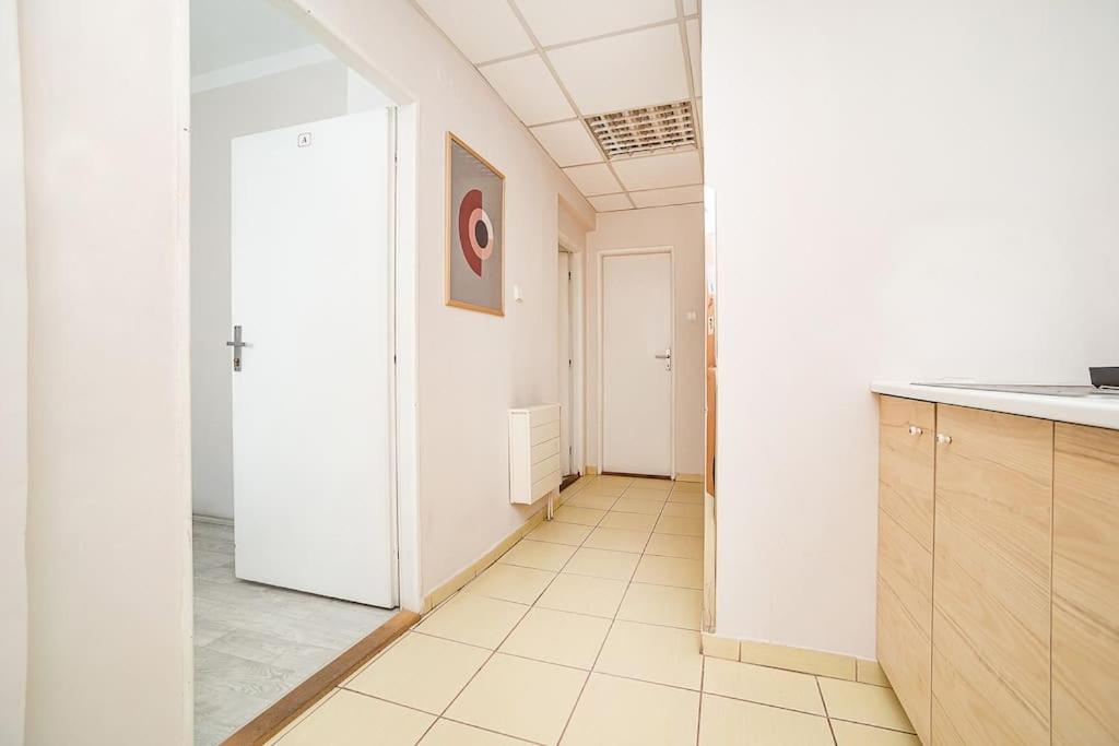 Bright 2 bed with big terrace by tram