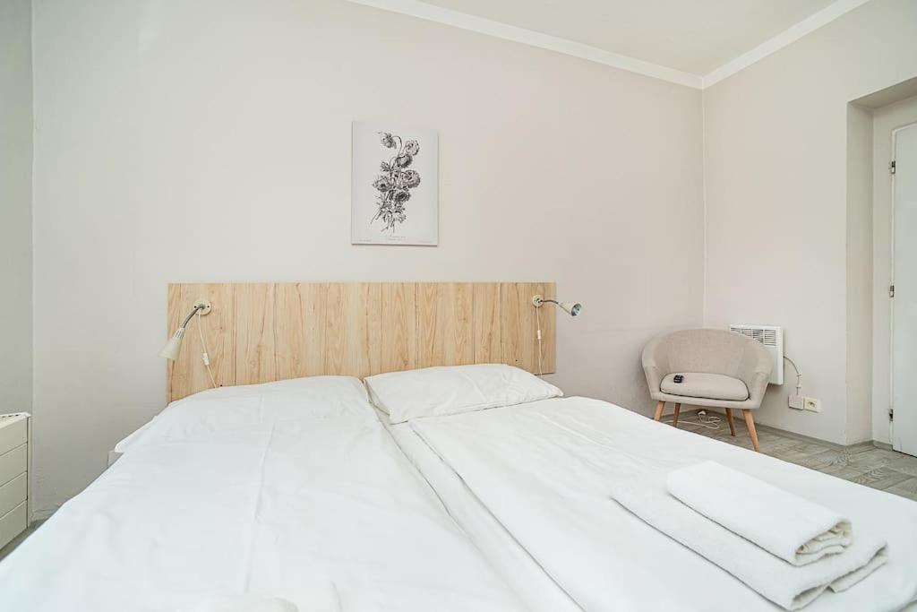 Bright 2 bed with big terrace by tram