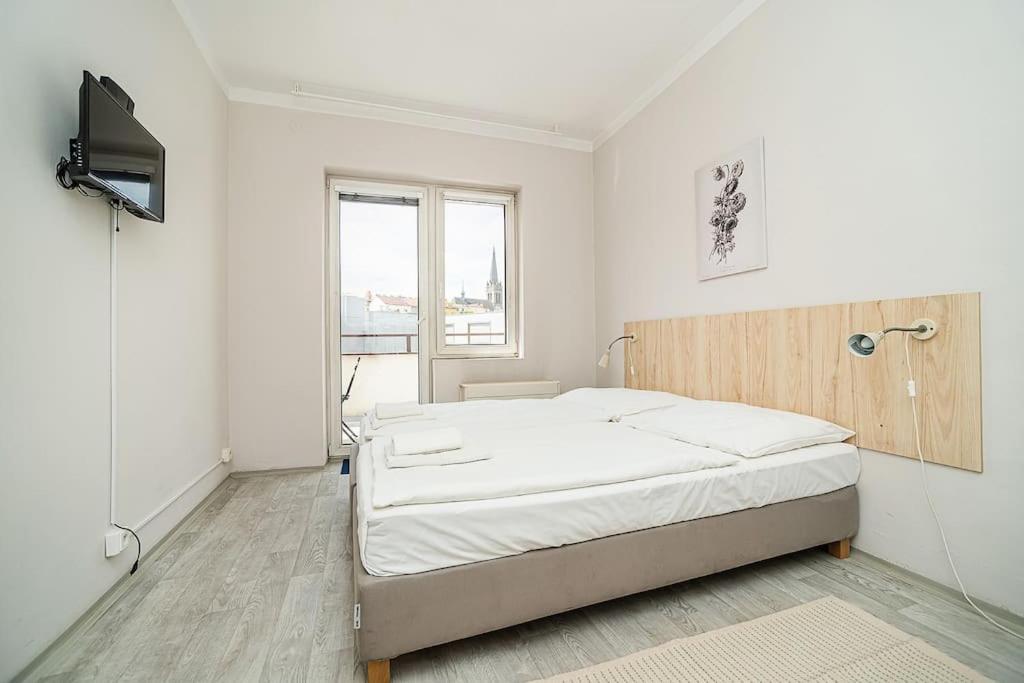 Bright 2 bed with big terrace by tram