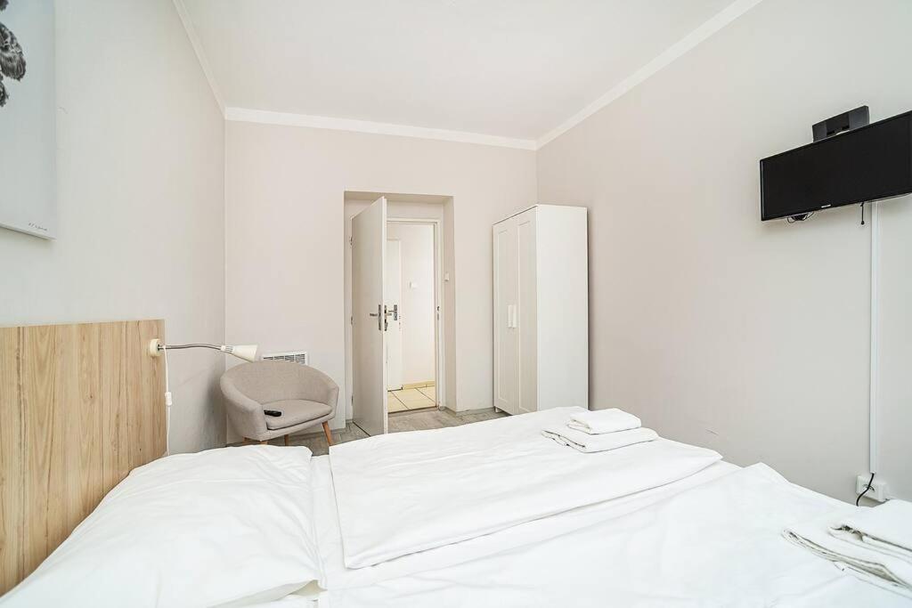 Bright 2 bed with big terrace by tram