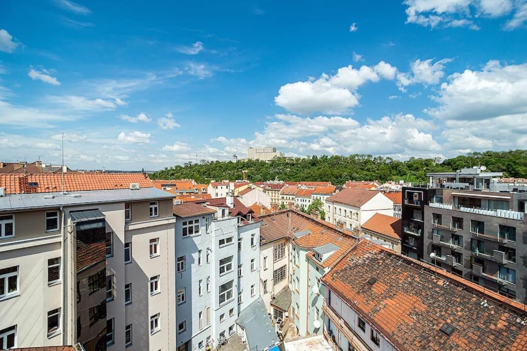 Bright 2 bed with big terrace by tram