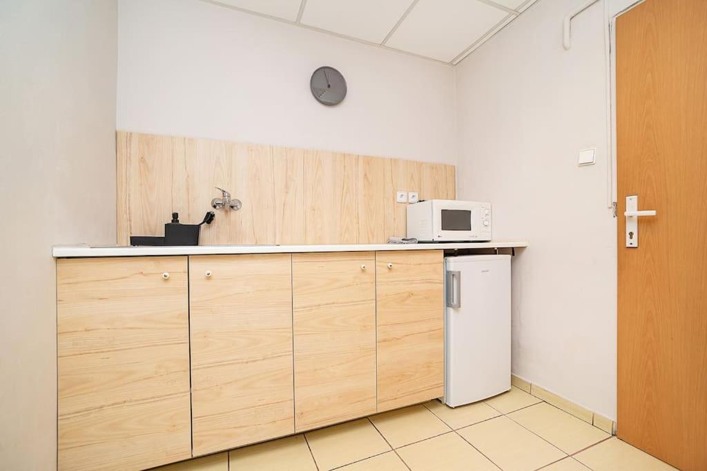 Bright 2 bed with big terrace by tram