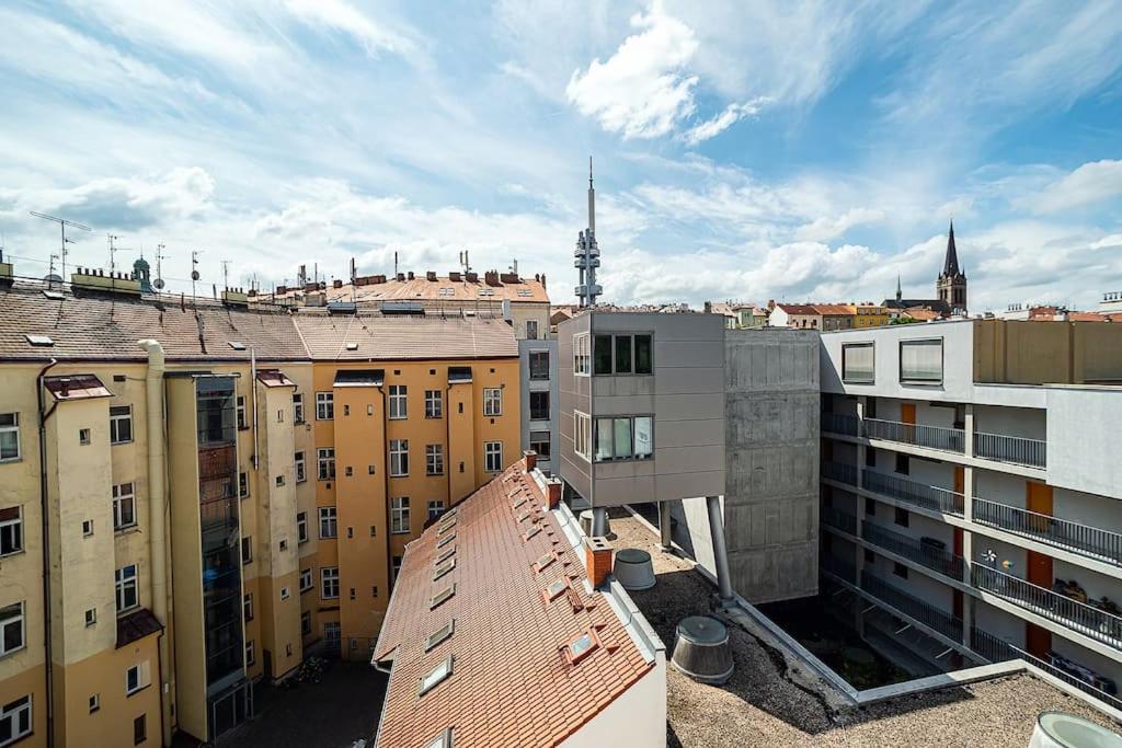 Bright 2 bed with big terrace by tram