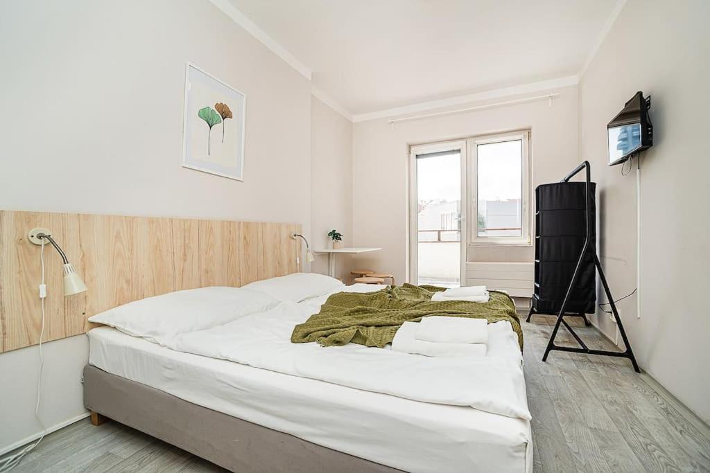 Bright 2 bed with big terrace by tram