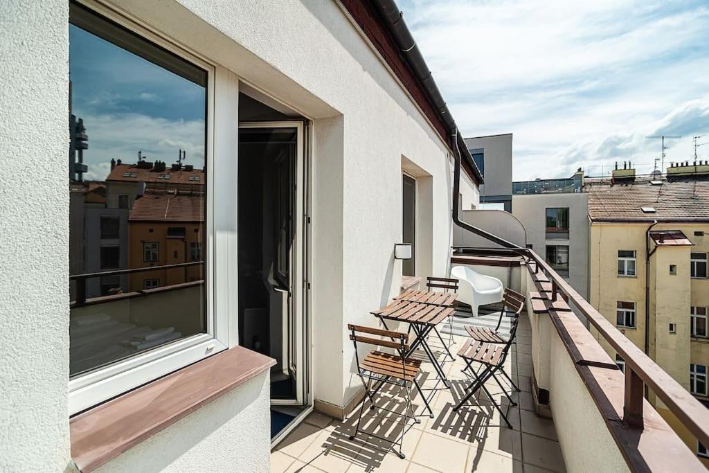 Bright 2 bed with big terrace by tram