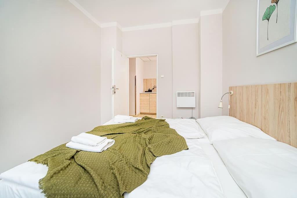 Bright 2 bed with big terrace by tram